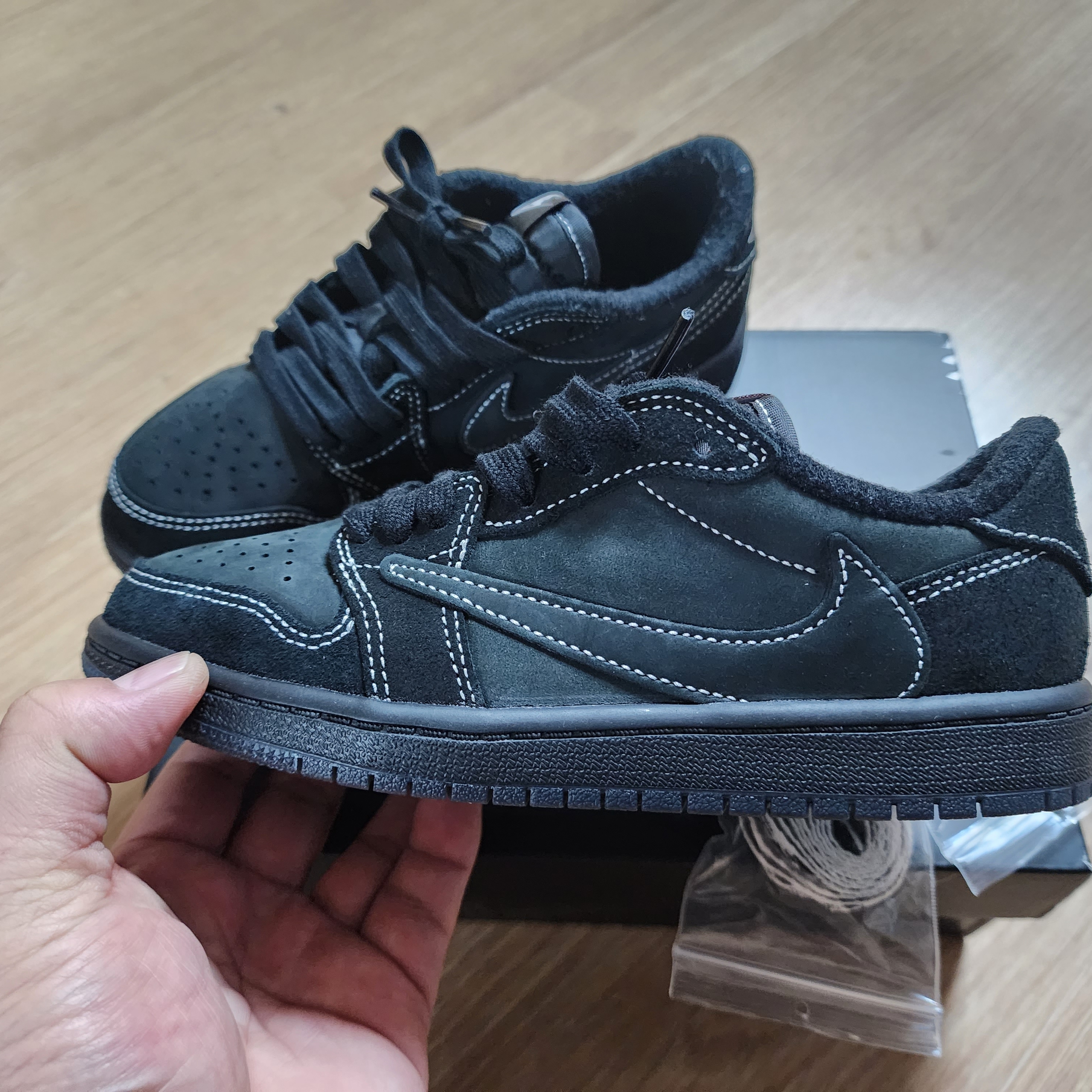 (PS) Jordan 1 x Travis Scott Retro Low OG SP Black Phantom 착용 스타일 - 5