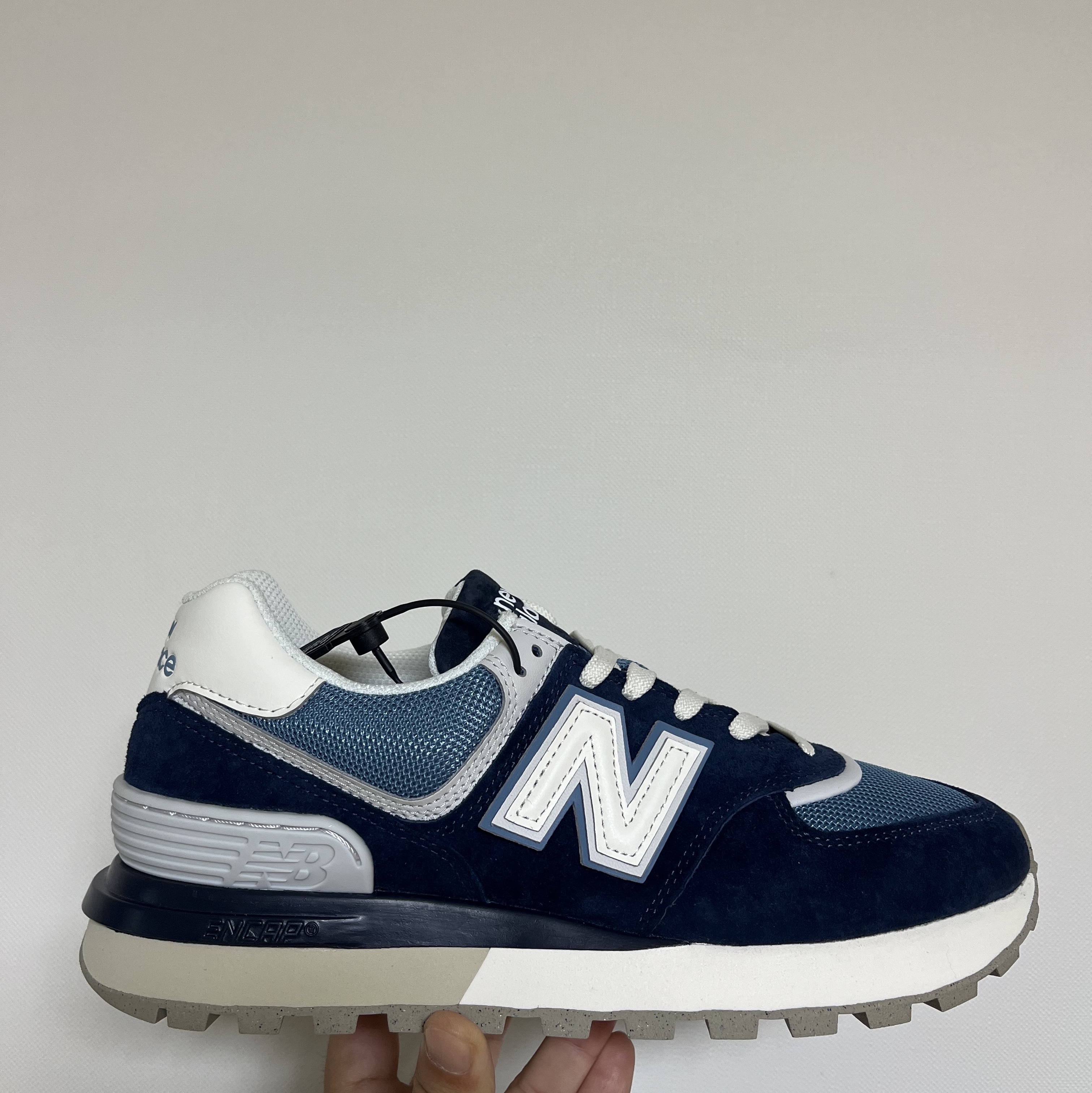New Balance 574 Legacy Navy Sea Salt 착용 스타일 - 1