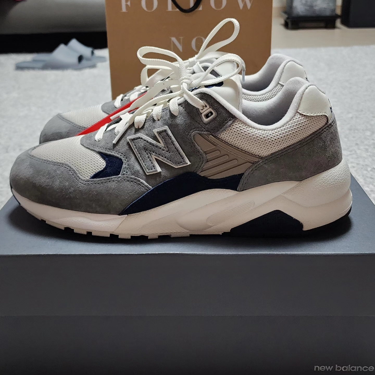 New Balance 580 Dark Grey Navy 착용 스타일 - 3