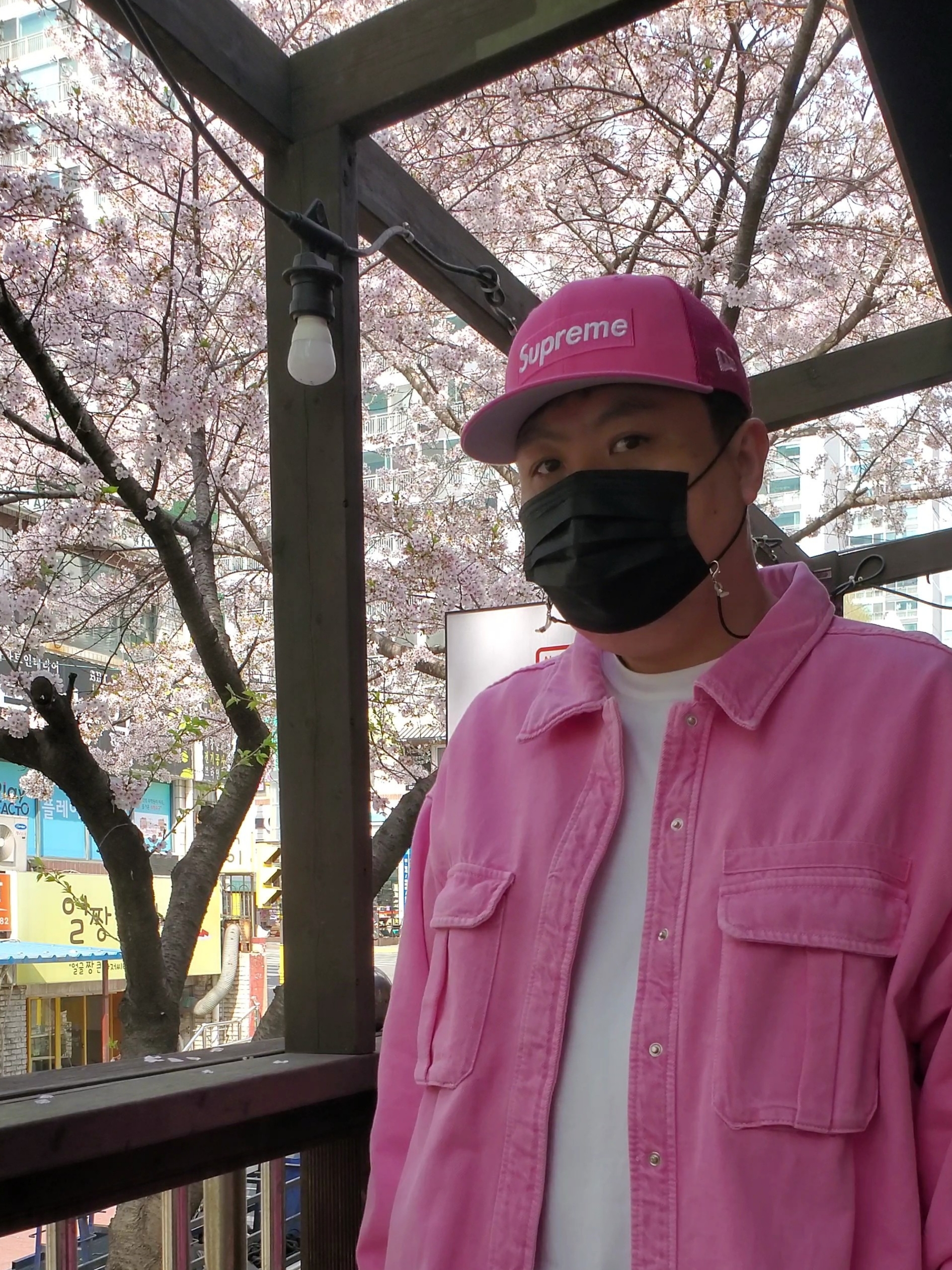 Supreme Box Logo Mesh Back New Era Pink - 22SS, Jordan 5 Retro SE Regal Pink 착용 스타일 - 4