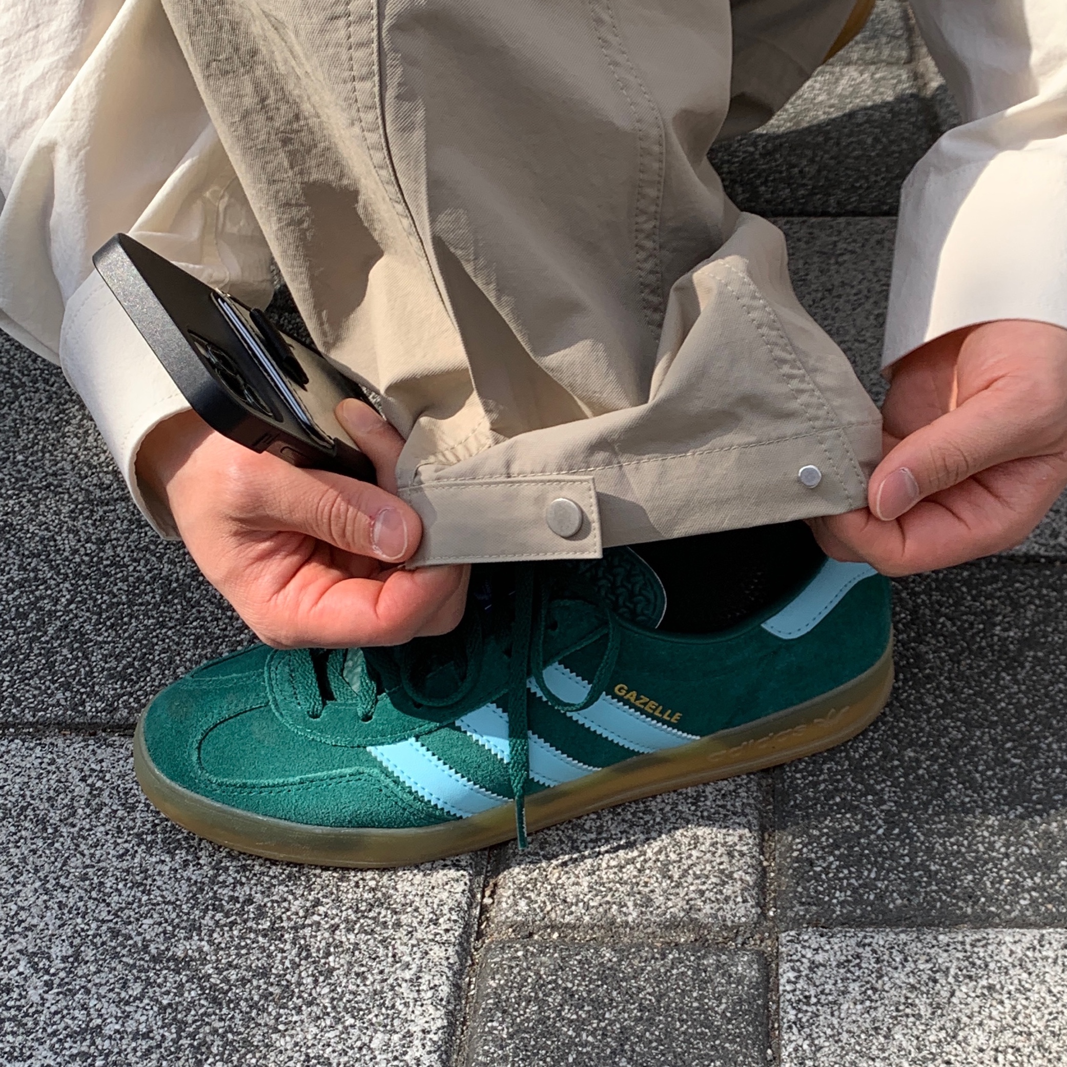 Adidas Gazelle Indoor Collegiate Green Hazy Sky, Lemaire Medium Croissant Bag Soft Grained Leather Dark Chocolate 착용 스타일 - 3