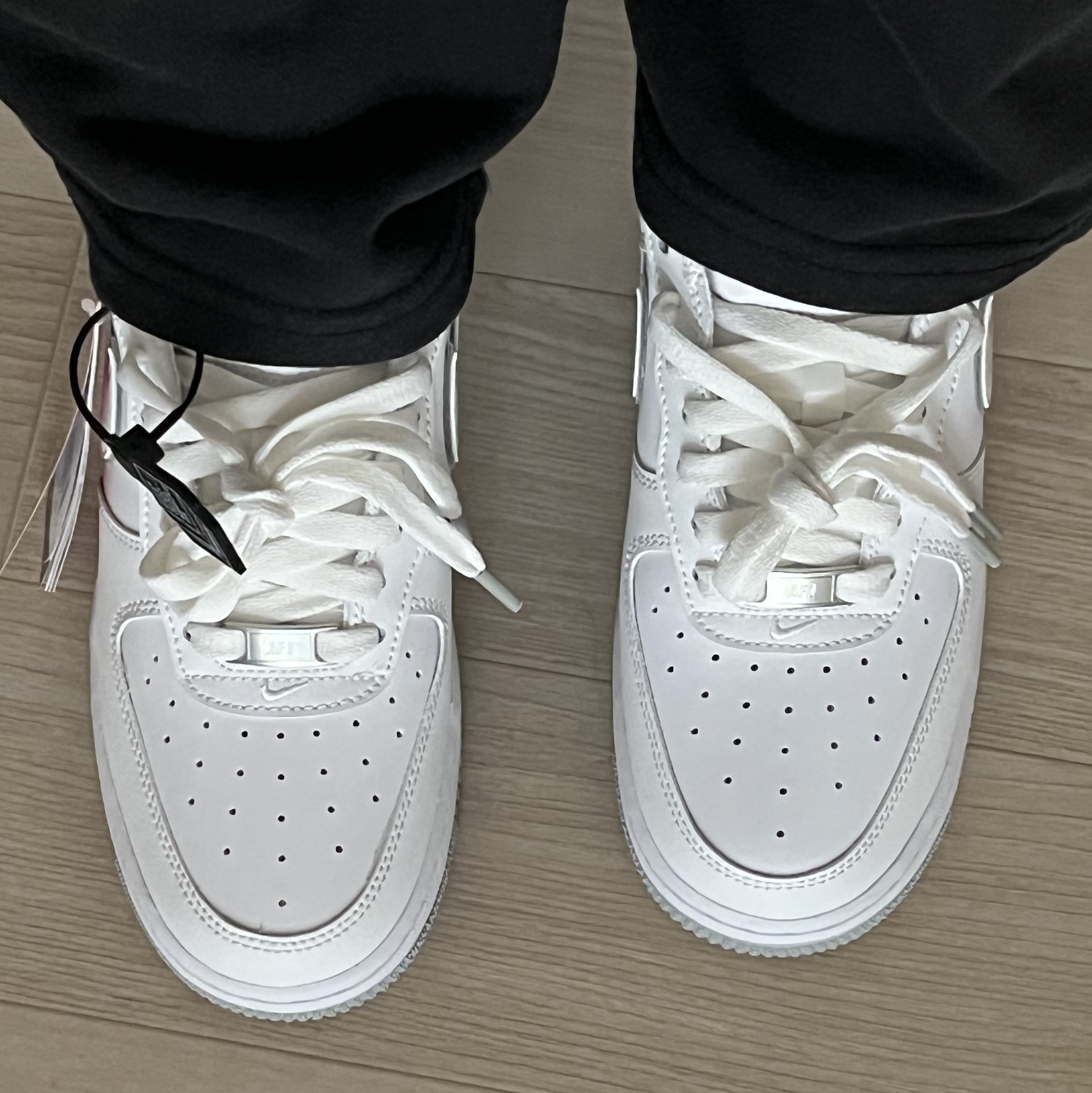 Nike Air Force 1 '07 White Wolf Grey 착용 스타일 - 2