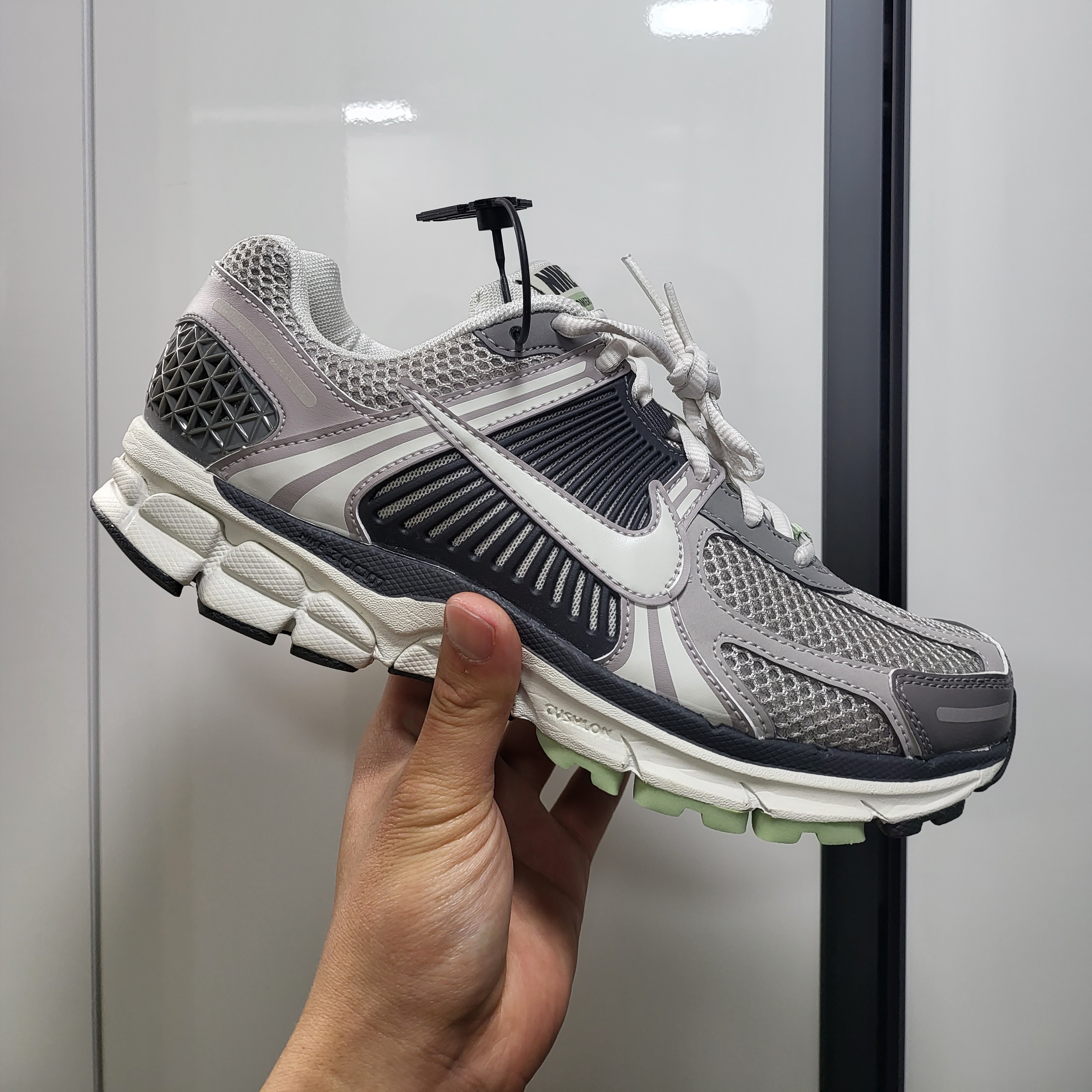(W) Nike Zoom Vomero 5 Cobblestone and Flat Pewter 착용 스타일