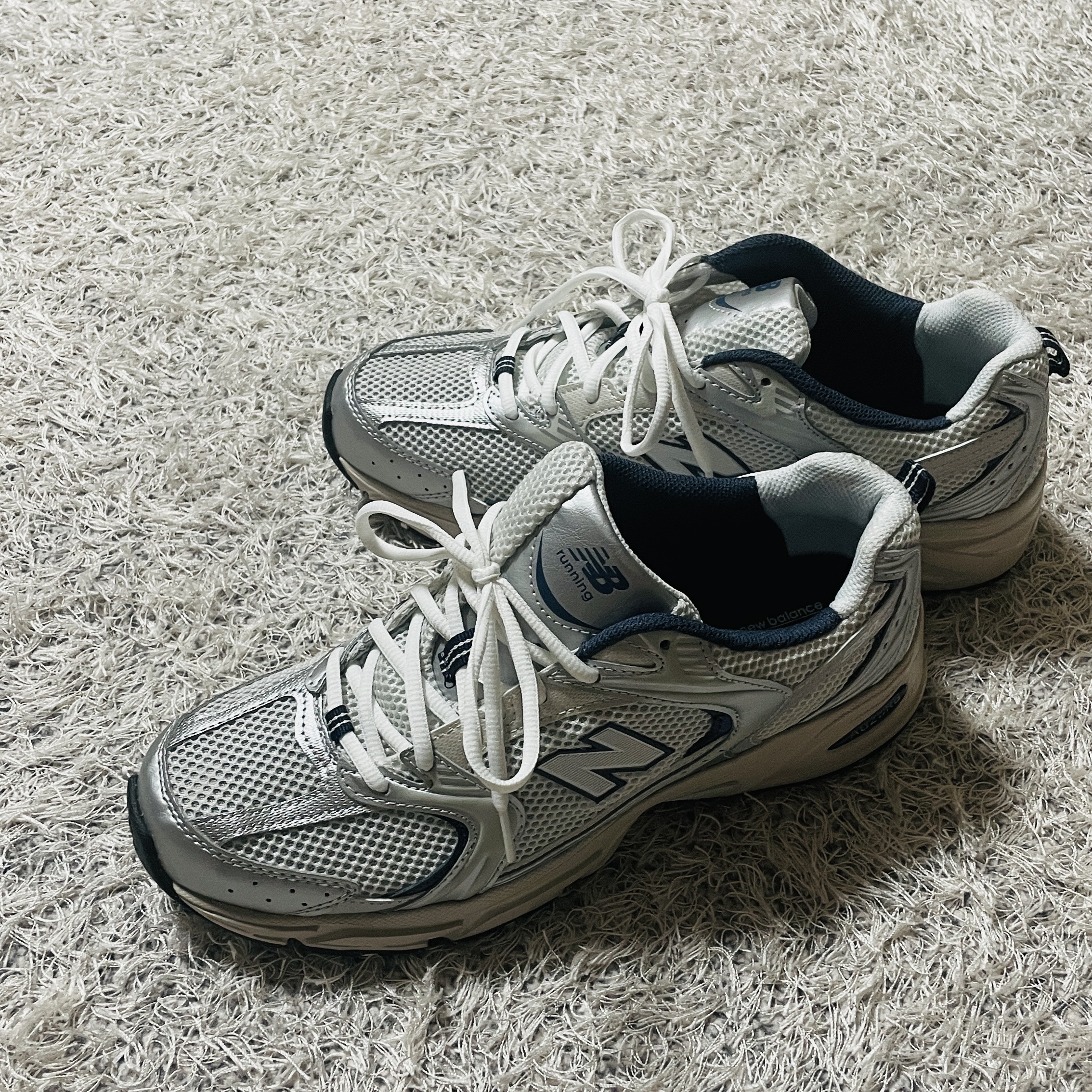 New Balance 530 Steel Grey 착용 스타일 - 2