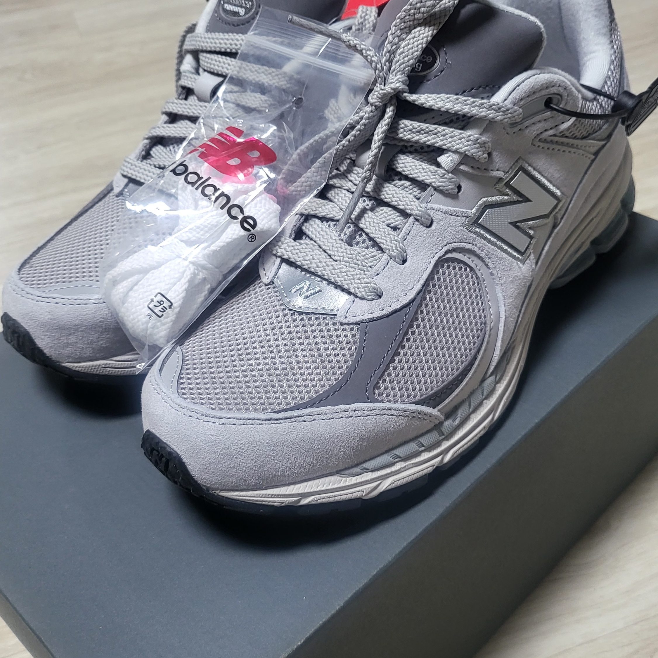 New Balance 2002R T2 Gray 착용 스타일 - 1