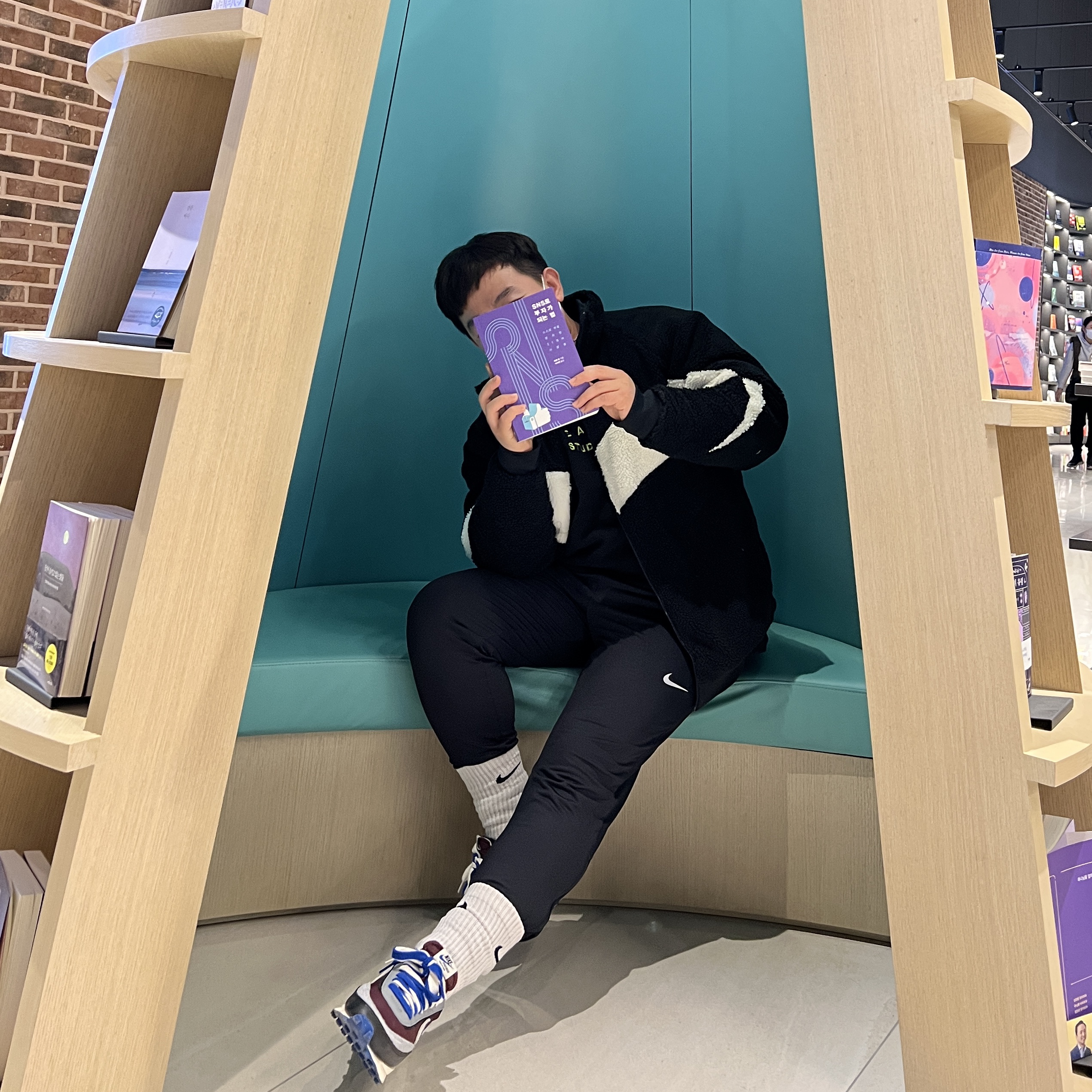 Nike x Sacai x Undercover LDWaffle Night Maroon Team Royal 착용 스타일