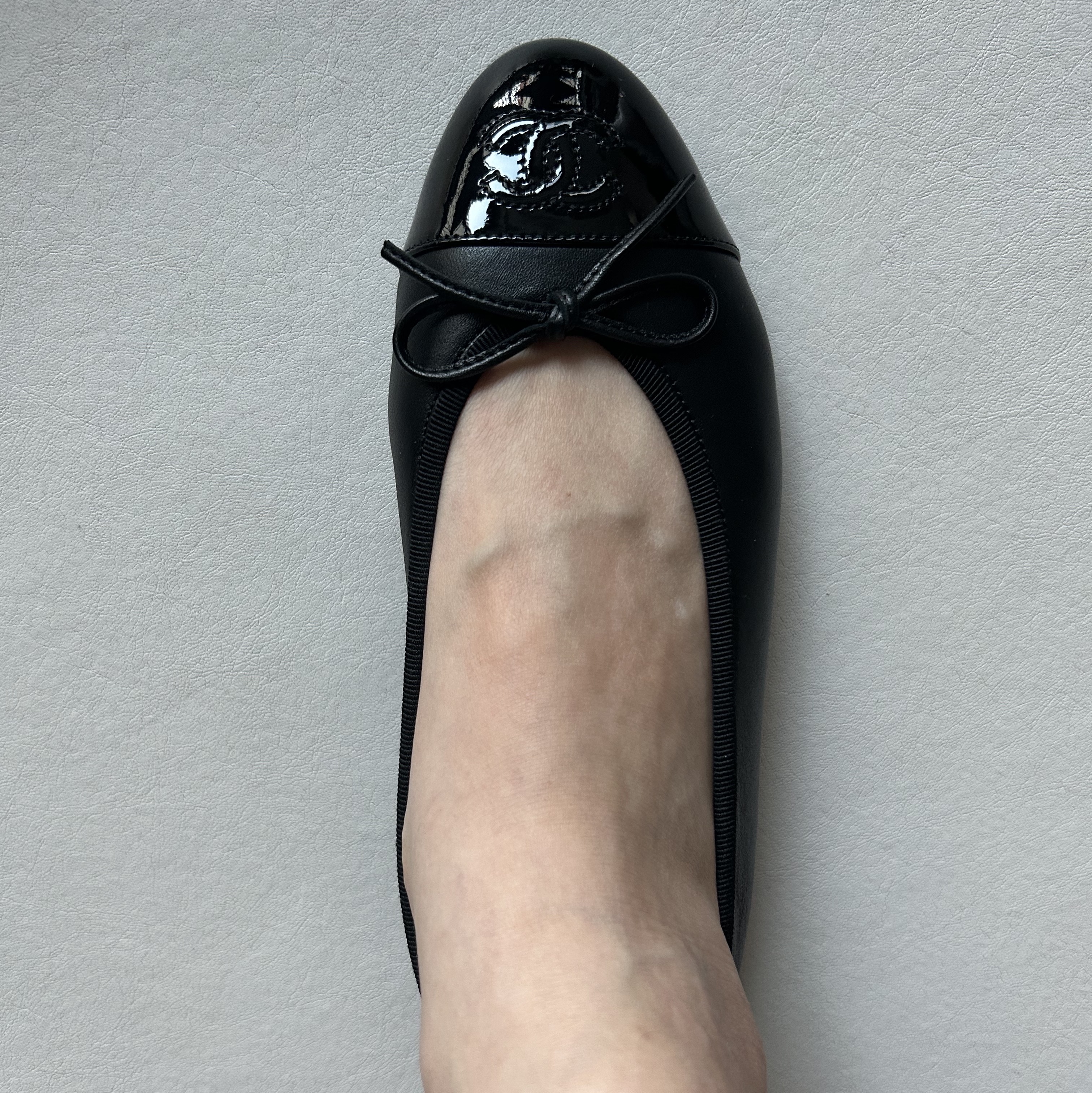 (W) Chanel Ballerina Flat Lambskin Patent Calfskin & Black 착용 스타일 - 2