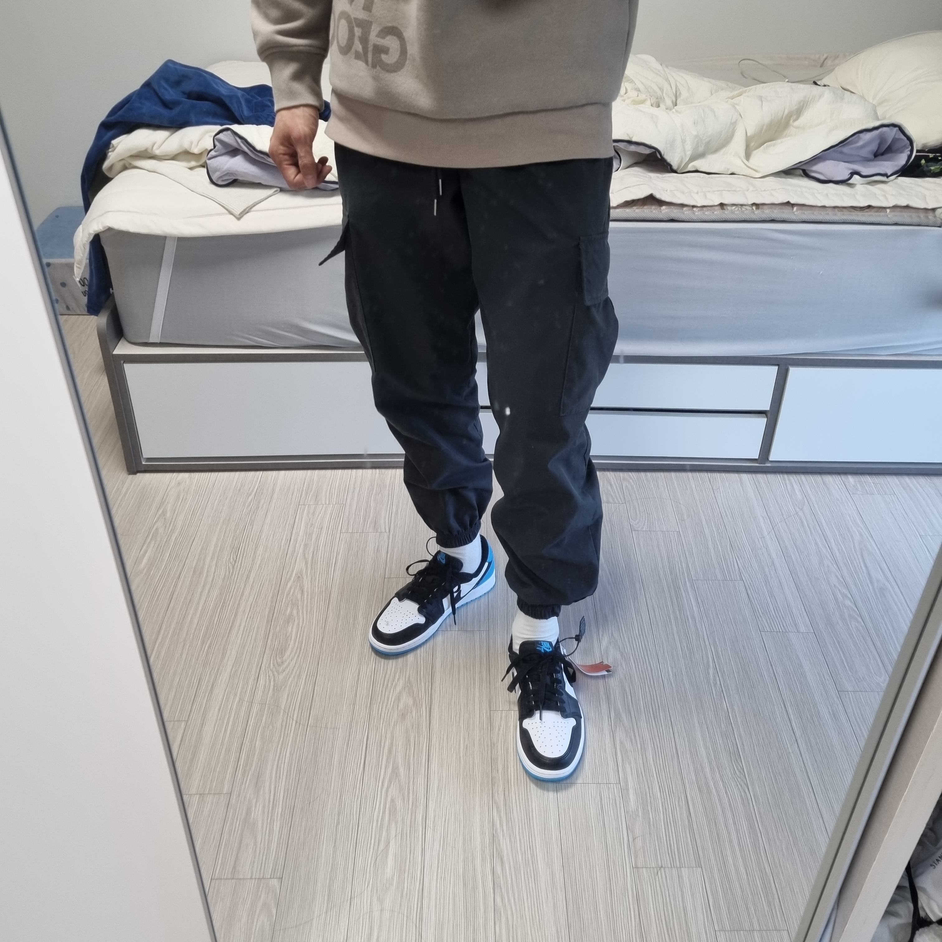 Jordan 1 Retro Low OG Black and Dark Powder Blue 착용 스타일