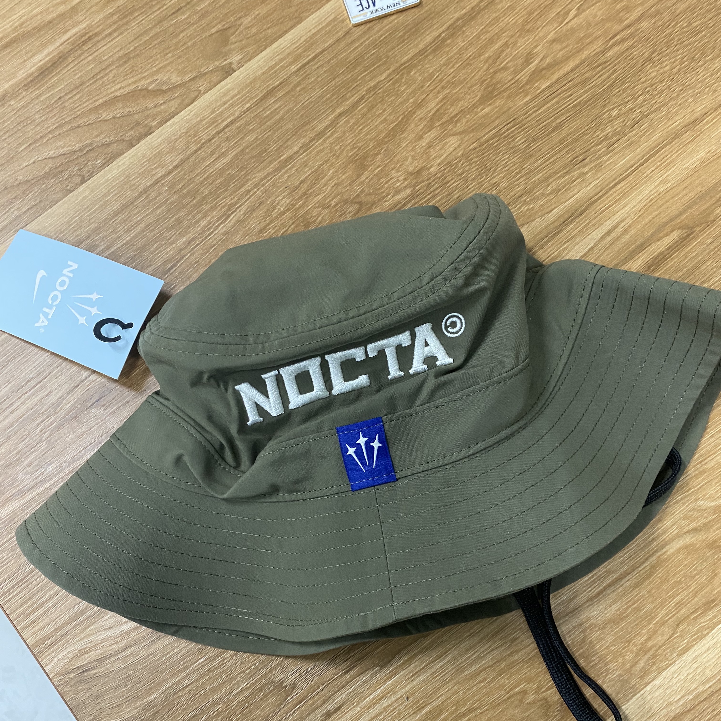 Nike x Drake Nocta Souvenir Cactus Bucket Hat Olive 착용 스타일 - 1