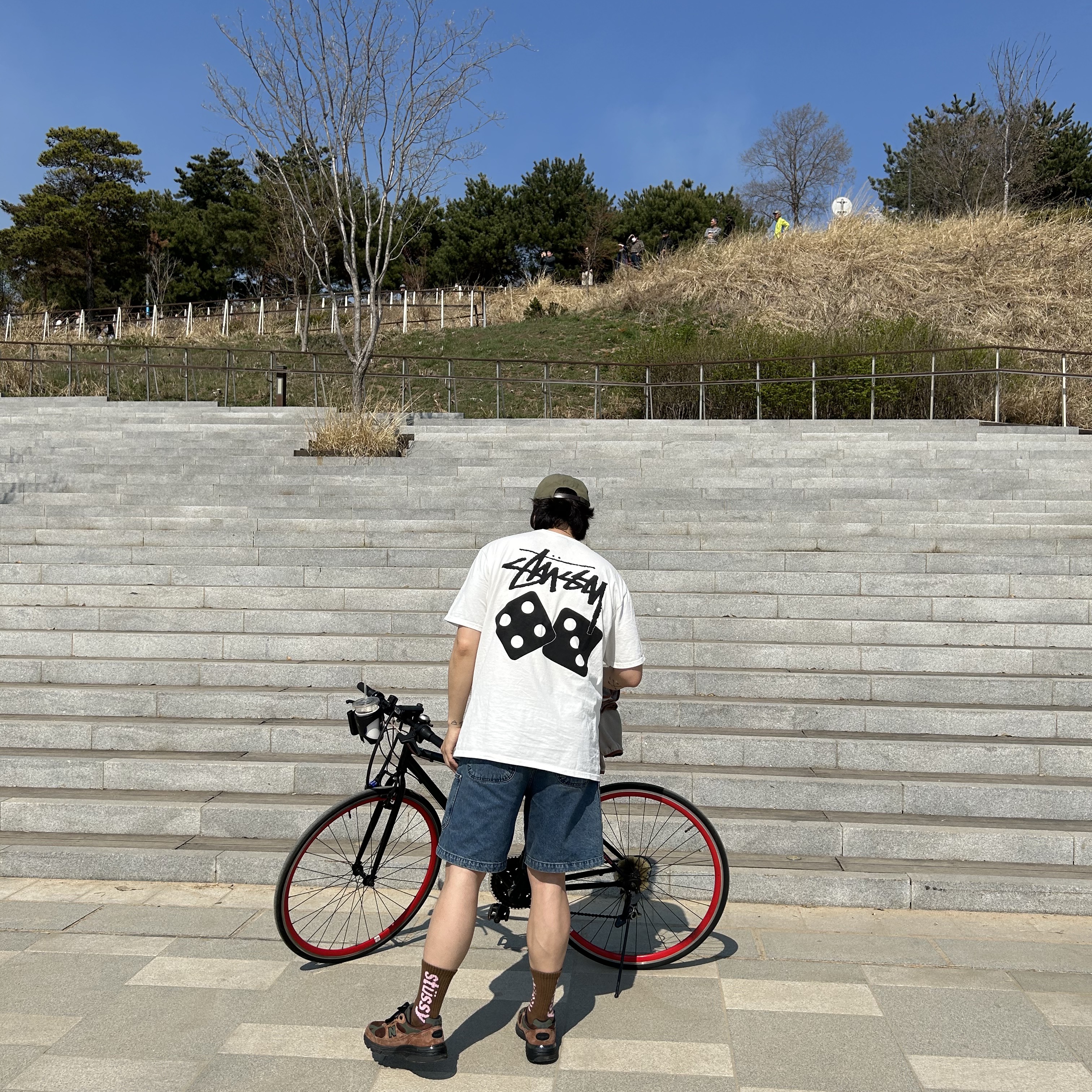 Stussy Dice Pigment Dyed T-Shirt Natural, New Balance x Aime Leon Dore 993 Made in USA Brown 착용 스타일 - 2