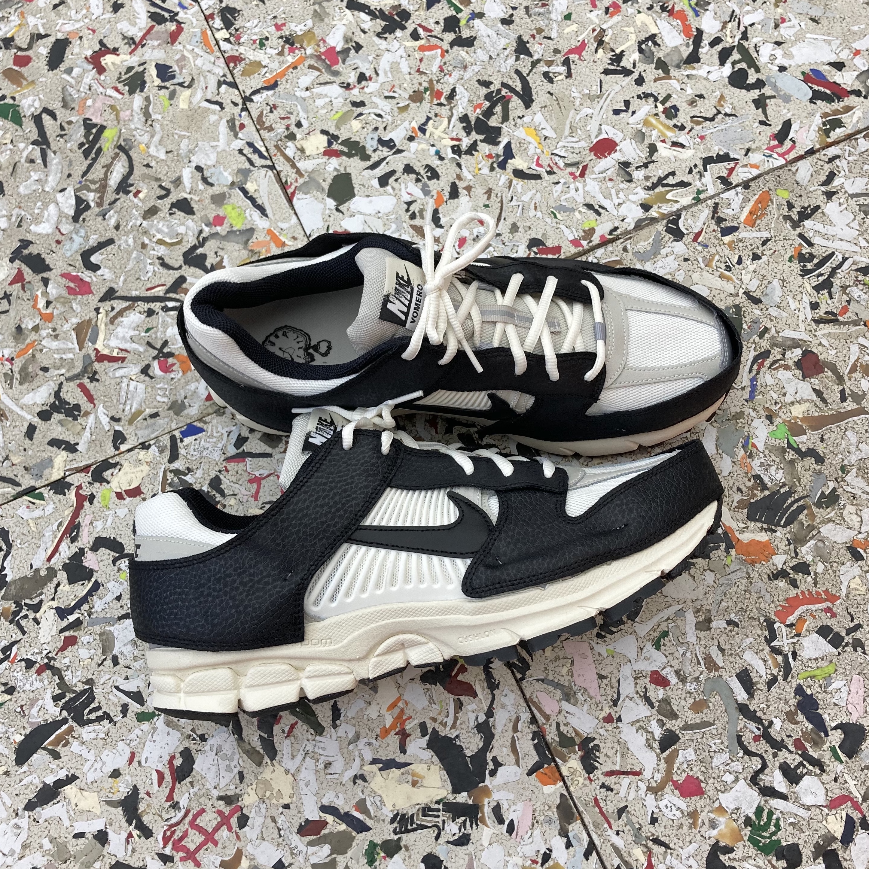 (W) Nike Zoom Vomero 5 Wolf Grey and Black 착용 스타일 - 1