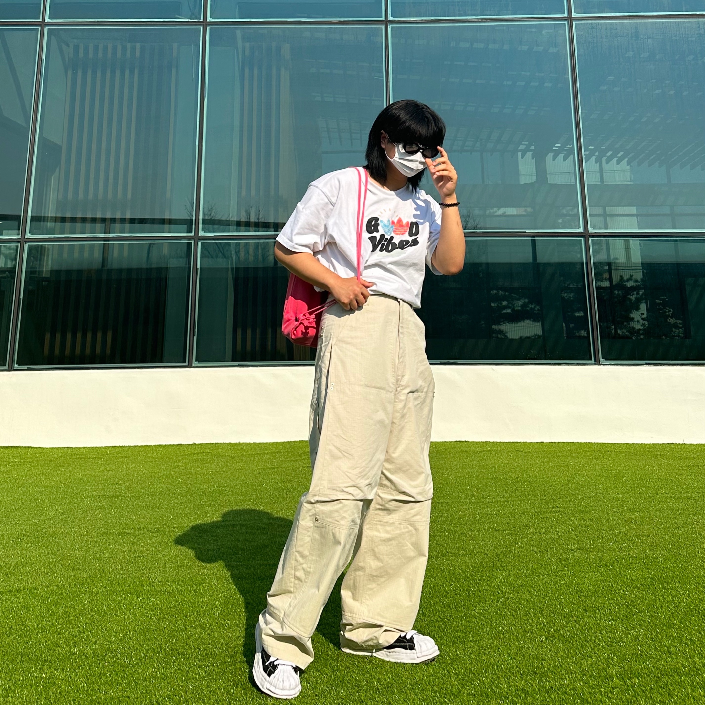 Maison Mihara Yasuhiro Blakey OG Sole Canvas Low-top Sneakers Black White, IAB Studio Pigment Hoodie & Sack Coral 착용 스타일 - 4