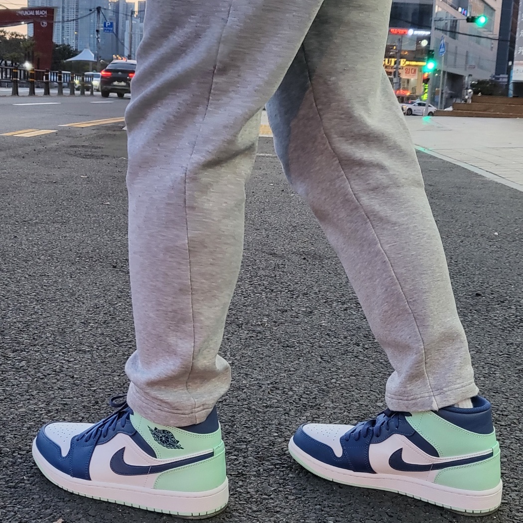 Jordan 1 Mid Blue Mint, Jordan Essential Fleece Pants Carbon Heather - Asia 착용 스타일 - 2