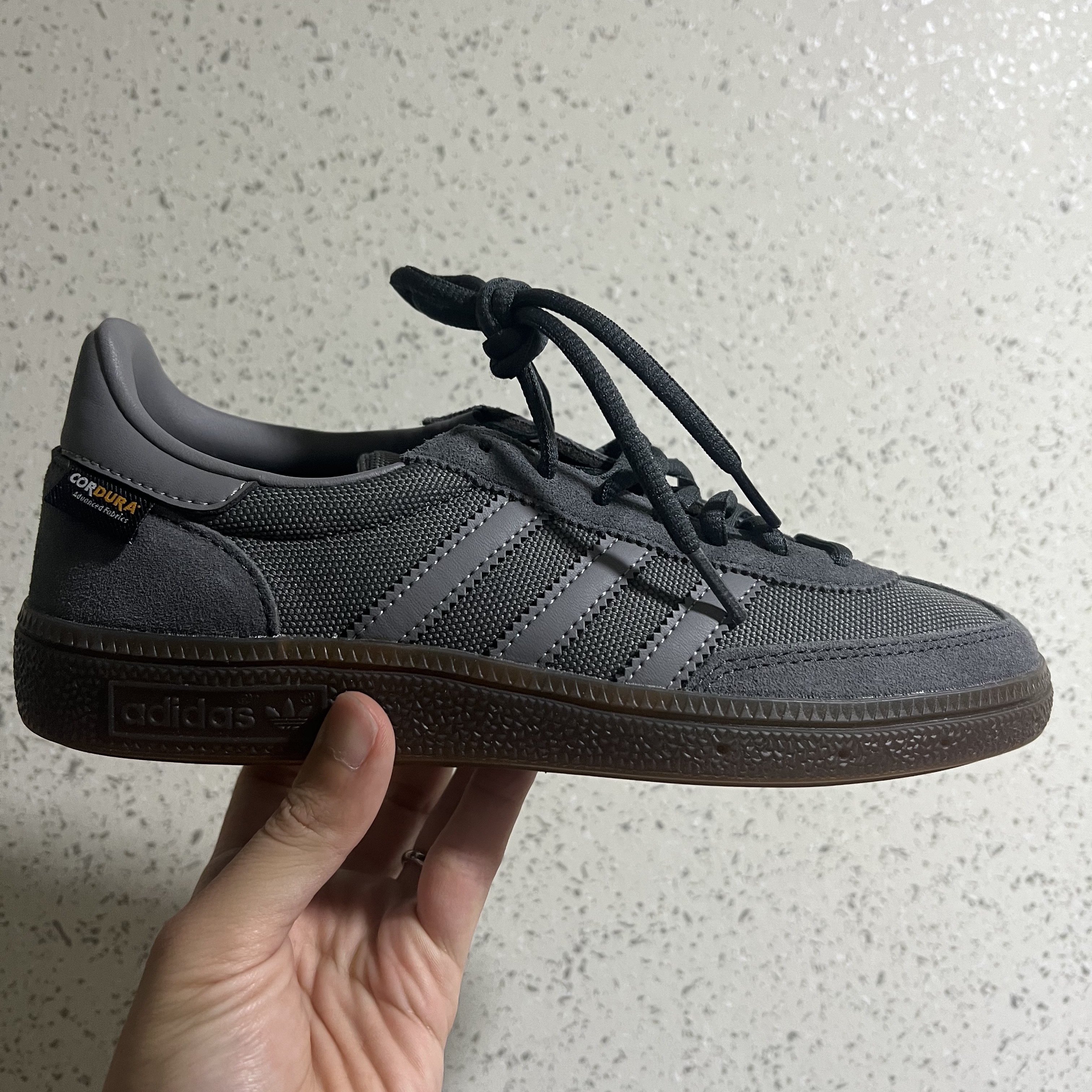 Adidas Spezial Handball Grey Gum 착용 스타일 - 1
