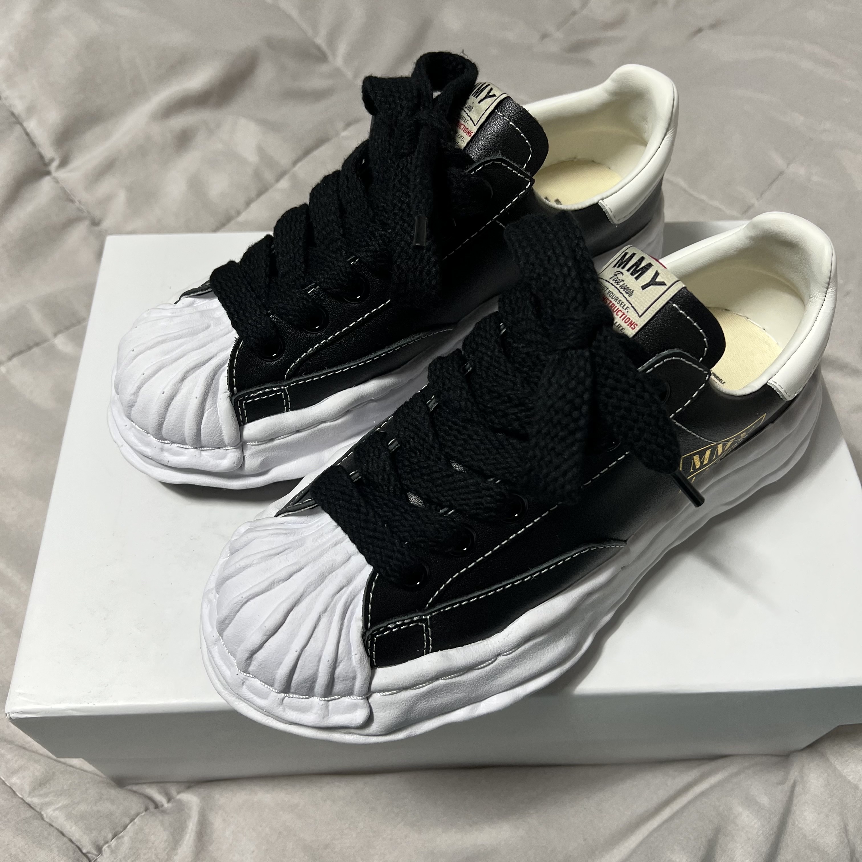 Maison Mihara Yasuhiro Blakey OG Sole Leather Low-top Sneakers Black 착용 스타일
