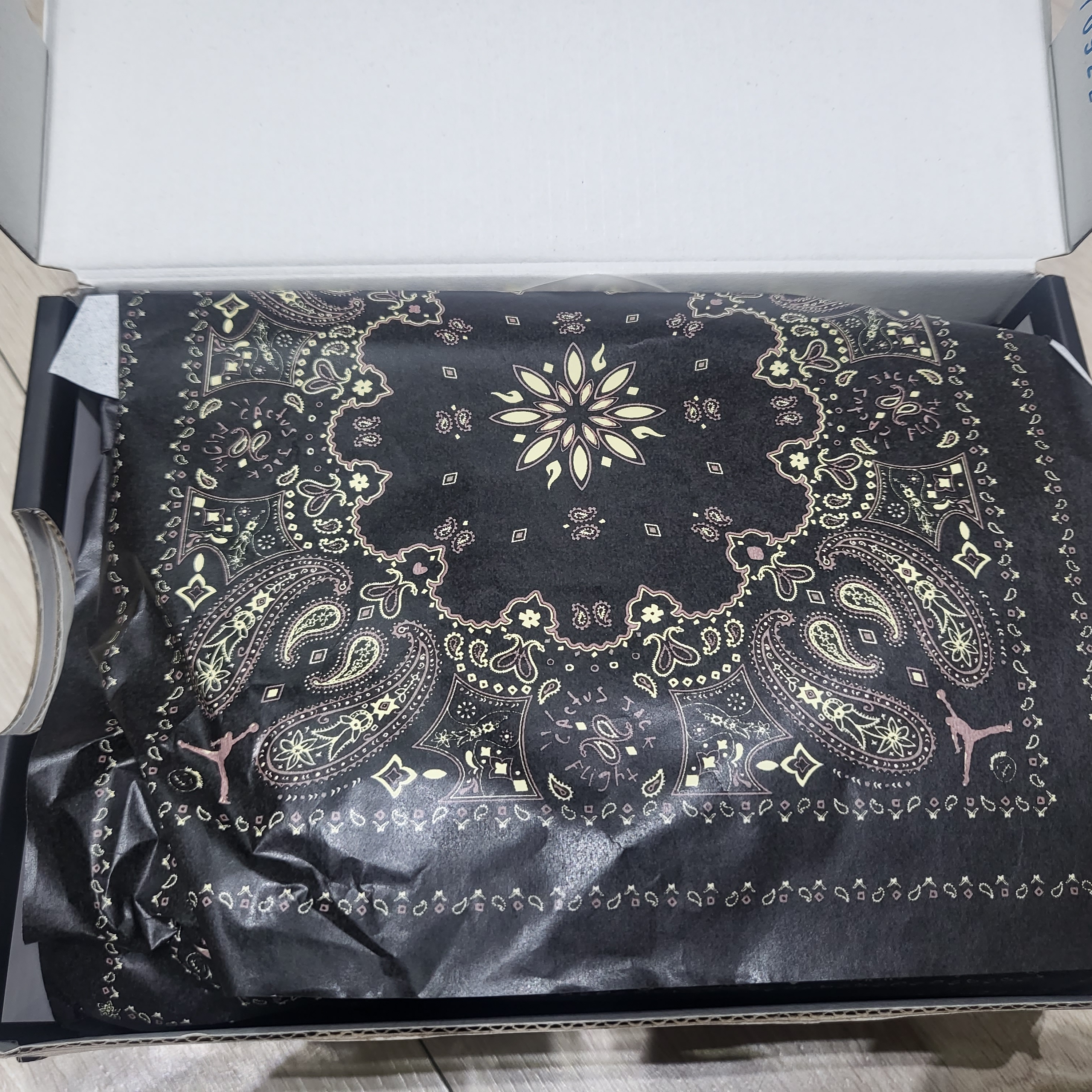 (TD) Jordan 1 x Travis Scott Retro Low OG SP Black Phantom 착용 스타일 - 4