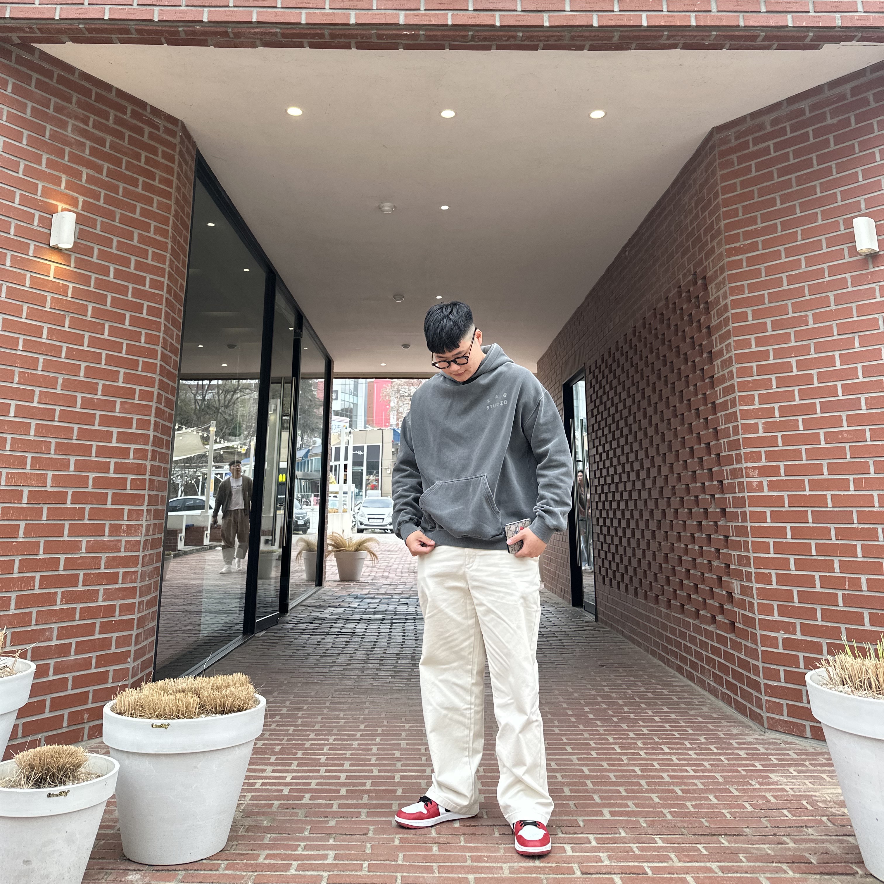 Jordan 1 Low Golf Chicago, IAB Studio Pigment Hoodie & Sack Black 착용 스타일