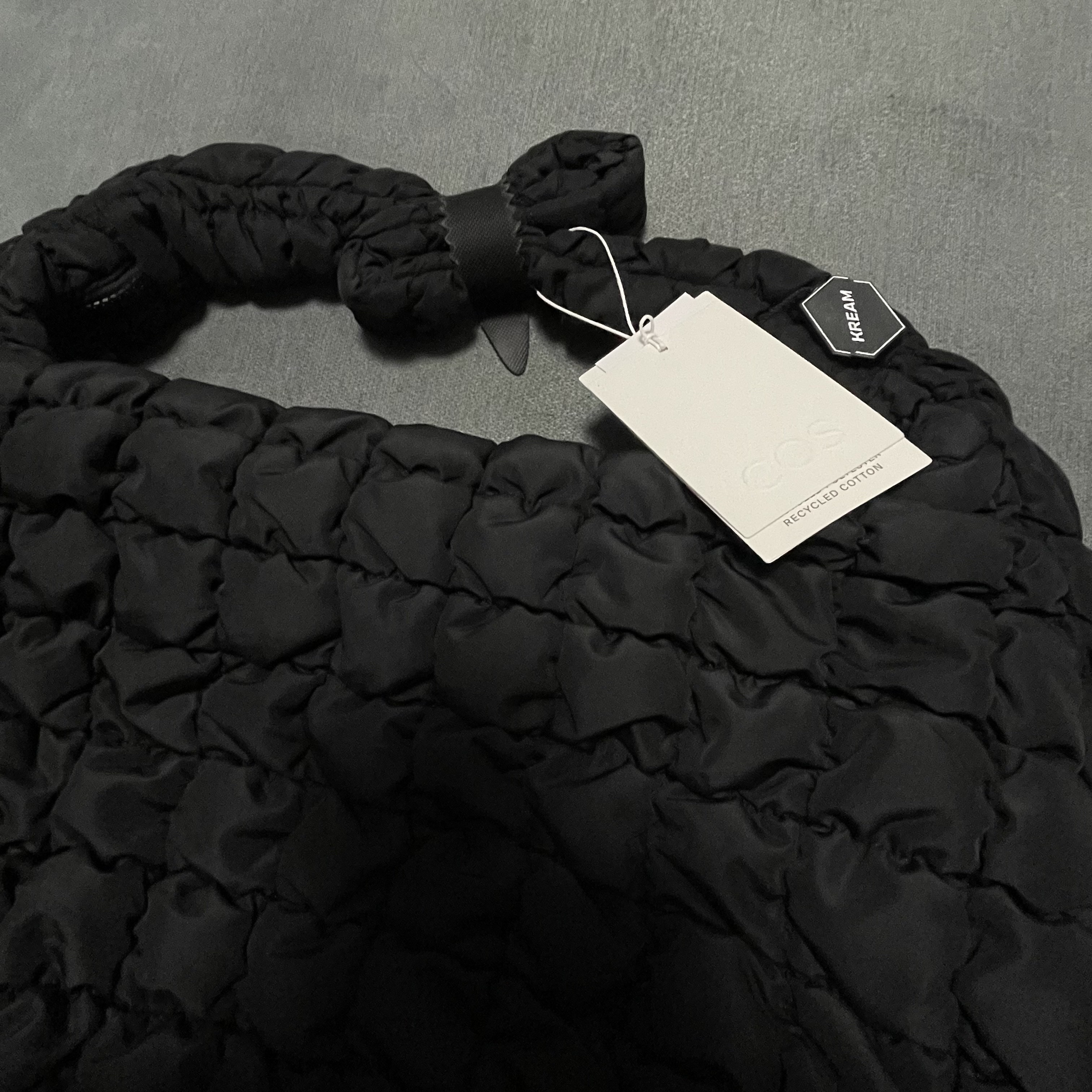 COS Quilted Oversized Shoulder Bag Black 착용 스타일