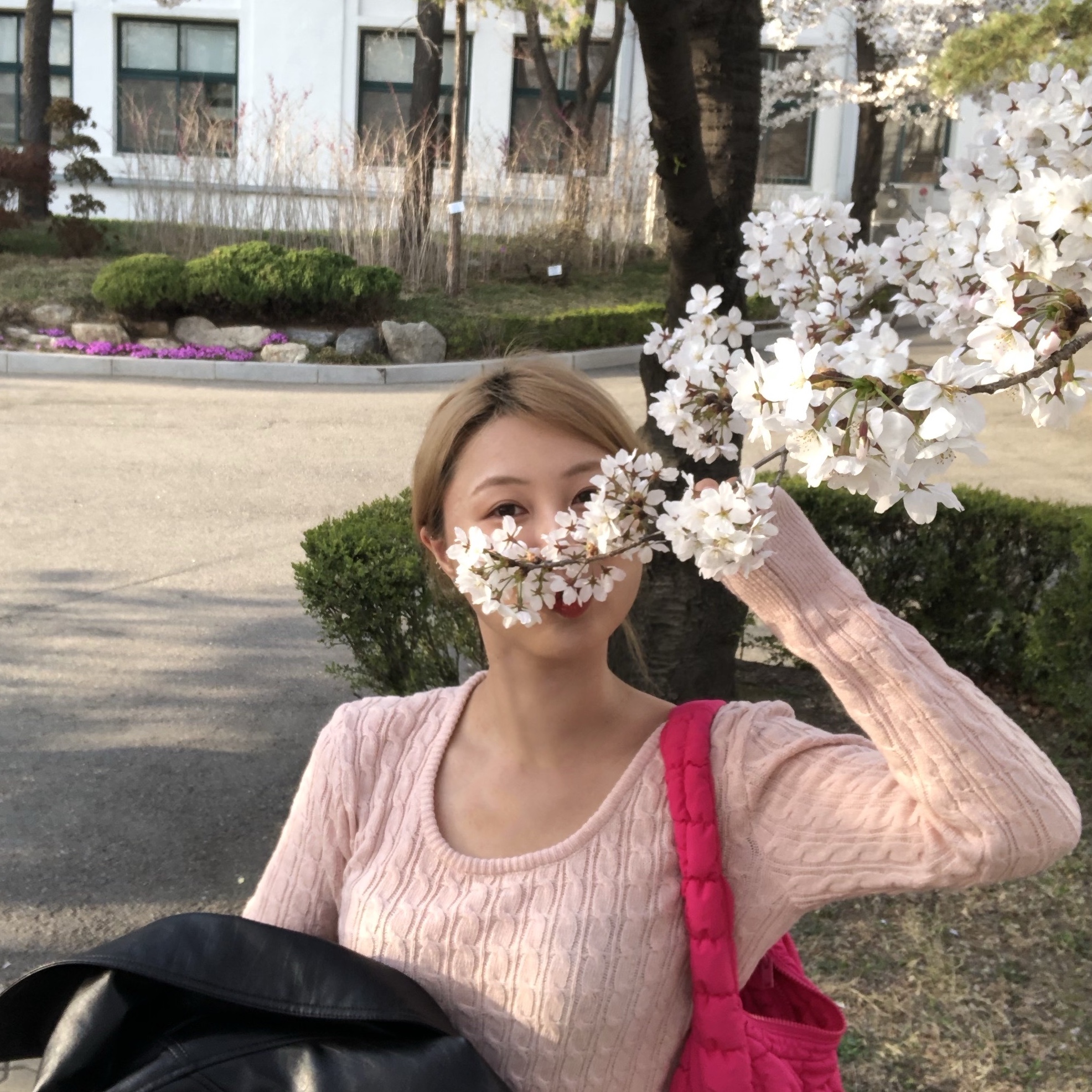 COS Quilted Mini Bag Pink 착용 스타일 - 3
