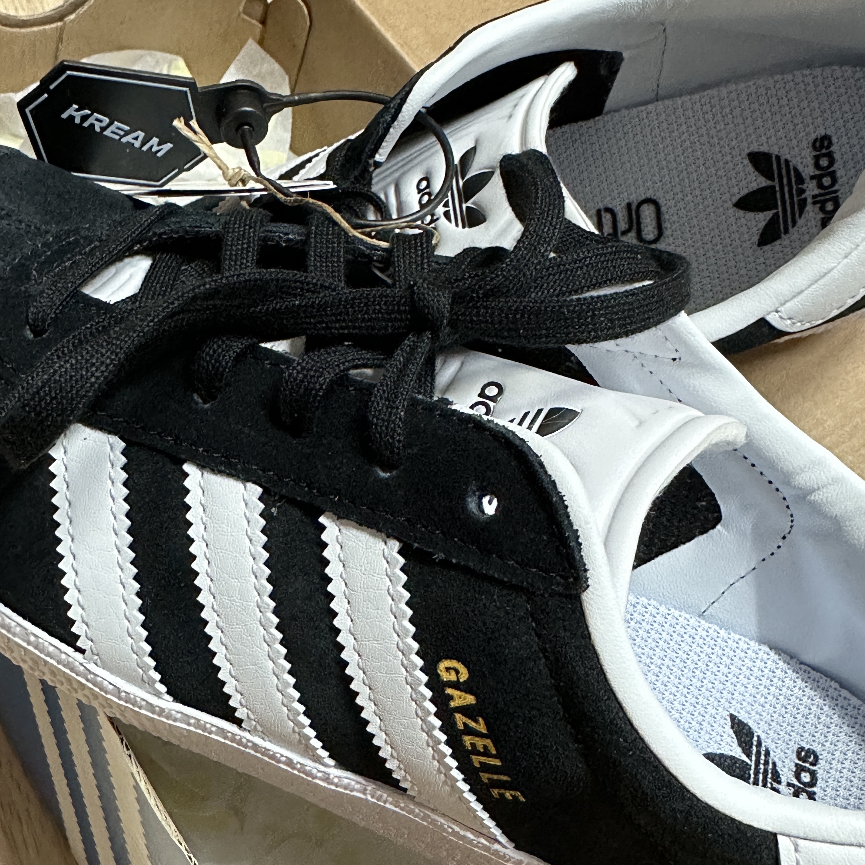 (J) Adidas Gazelle Core Black Cloud White 착용 스타일 - 4