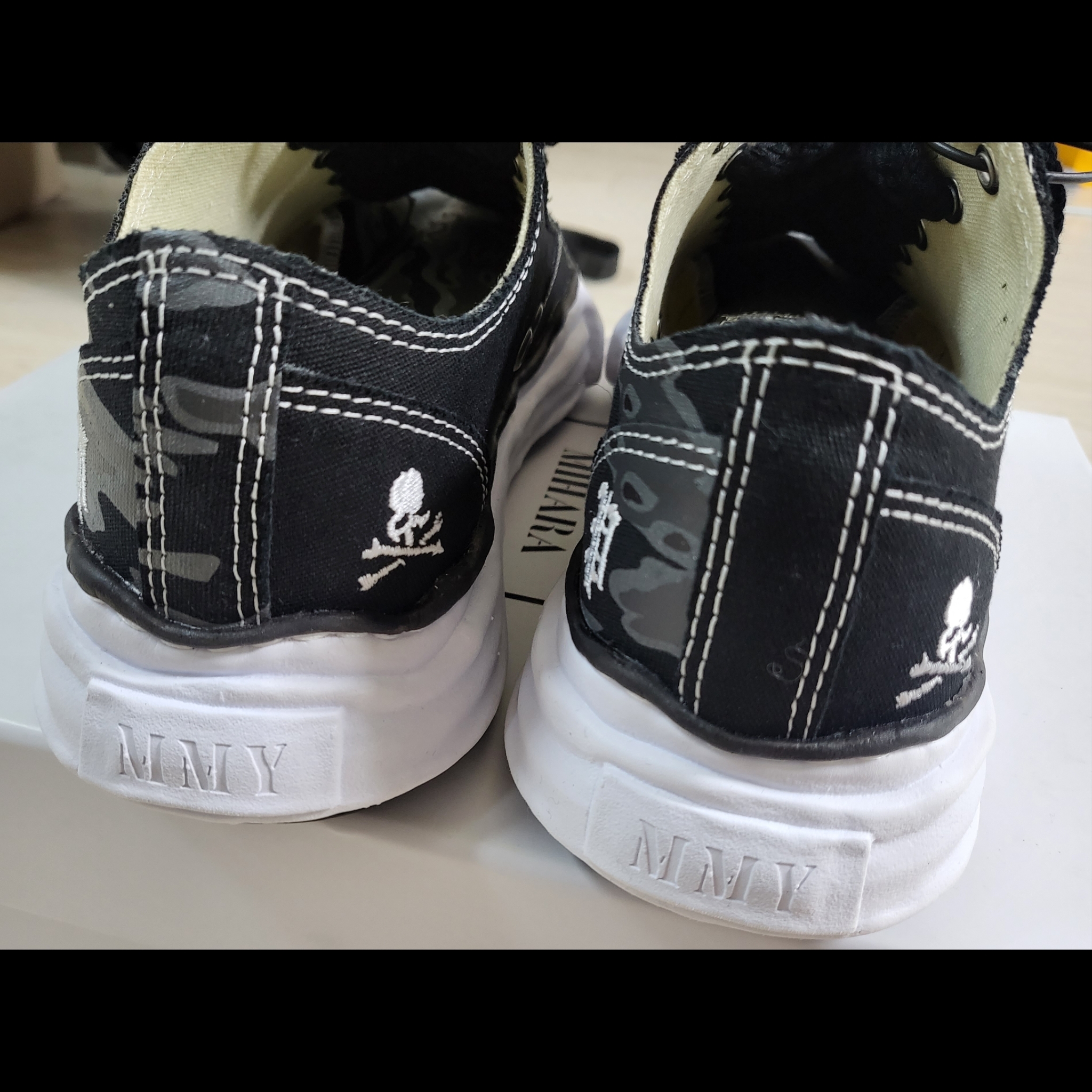 Maison Mihara Yasuhiro x Mastermind x Phenomenon Peterson OG Sole Canvas Low-top Sneakers Black Type B 착용 스타일 - 5