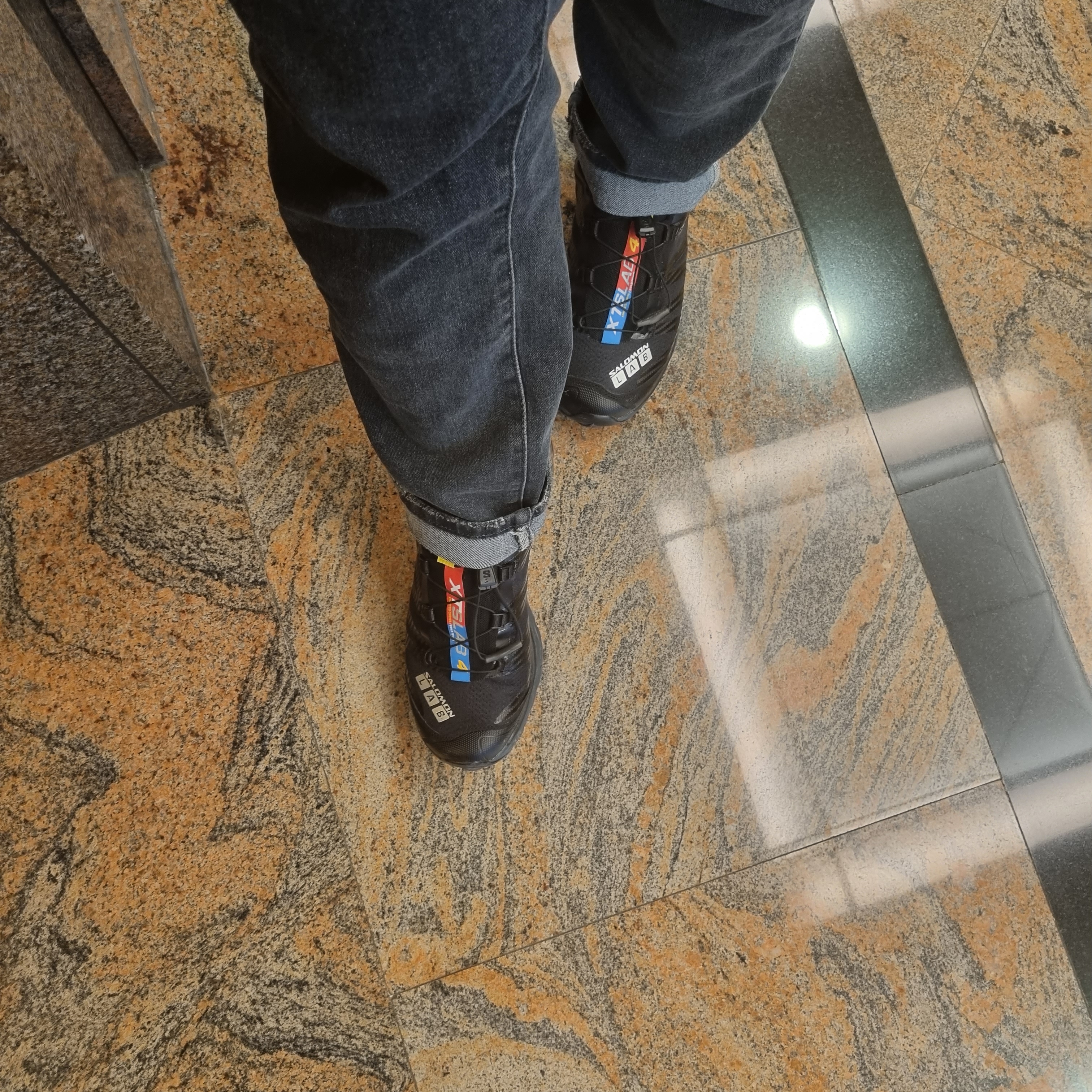 Salomon XT-4 Black Silver Metallic 착용 스타일