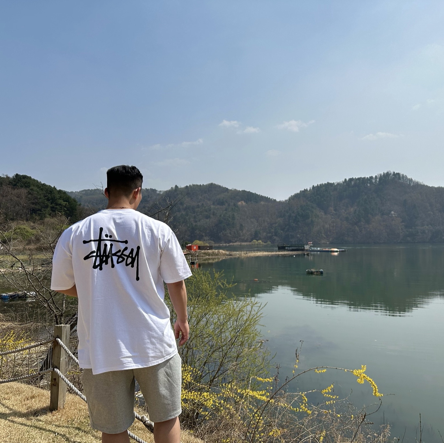 Stussy Basic Stussy T-Shirt White 2023, Jordan 1 x Travis Scott Retro Low OG SP Black Phantom 착용 스타일 - 2