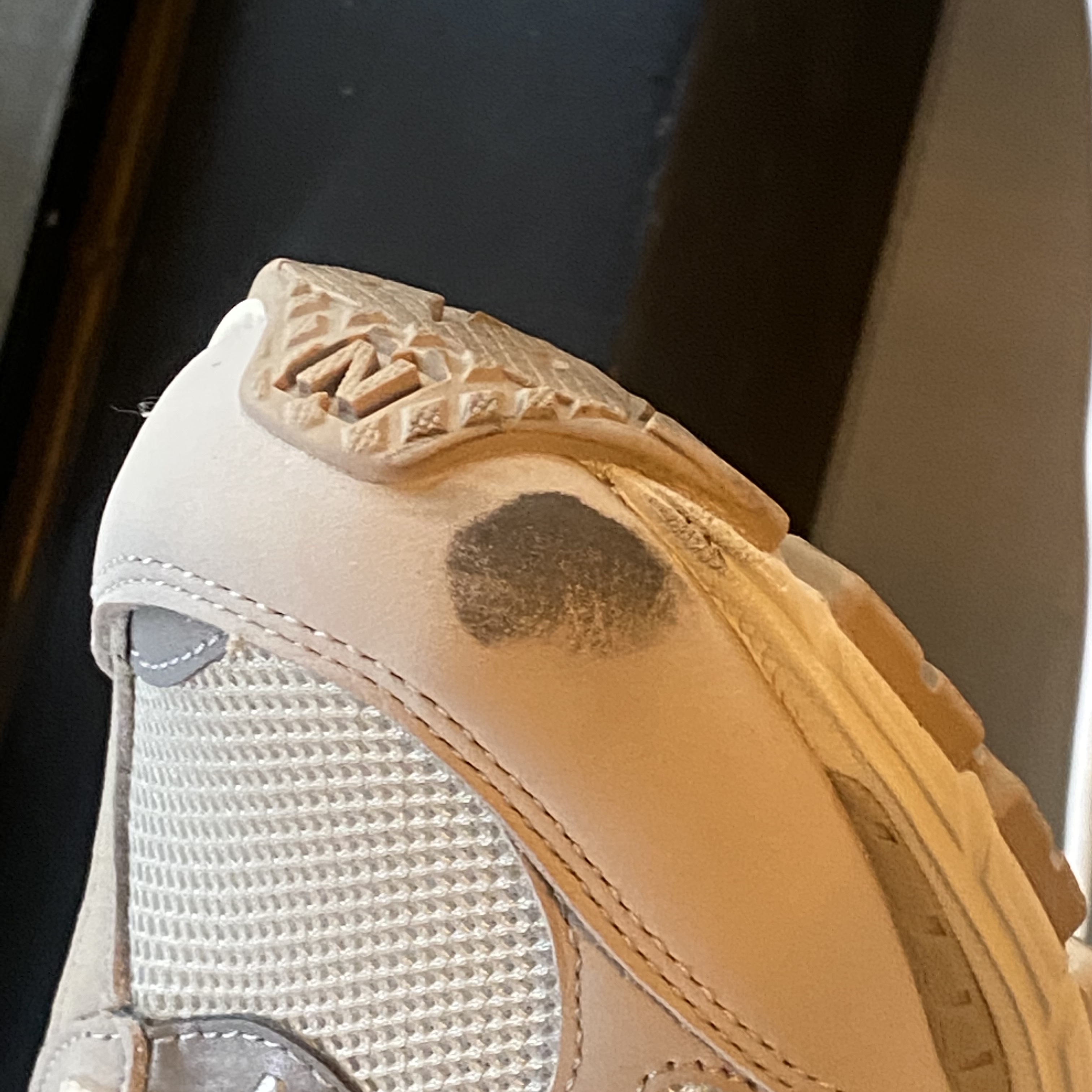 New Balance 2002R White Ivory 착용 스타일