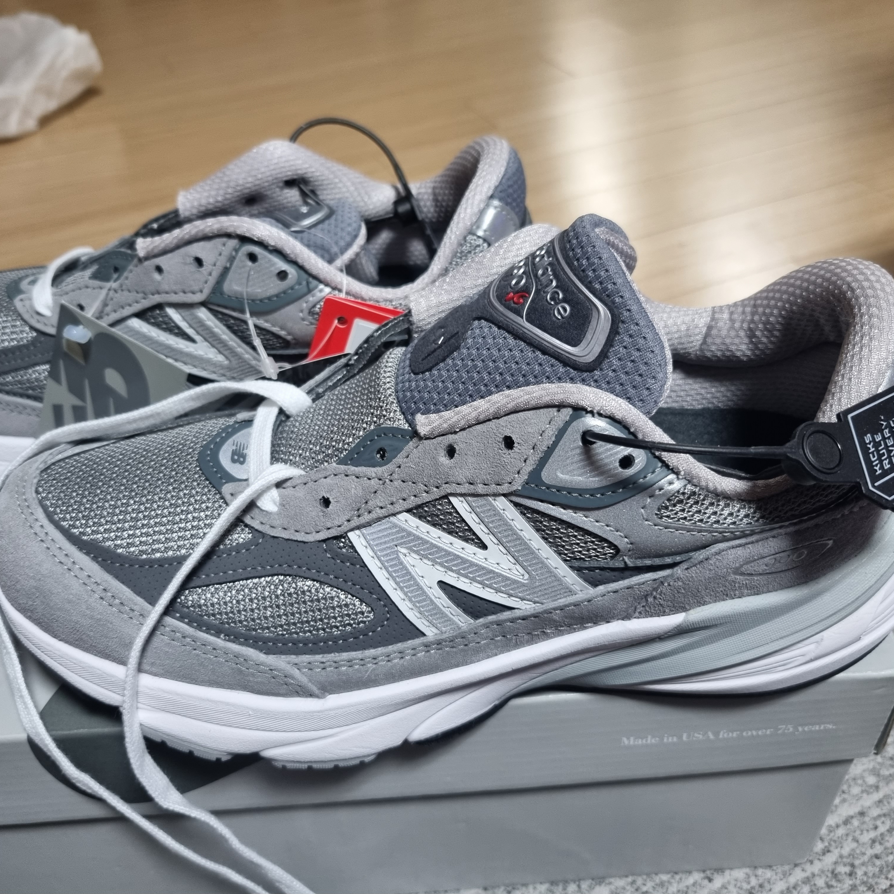 (W) New Balance 990v6 Made in USA Grey - B Standard 착용 스타일 - 1