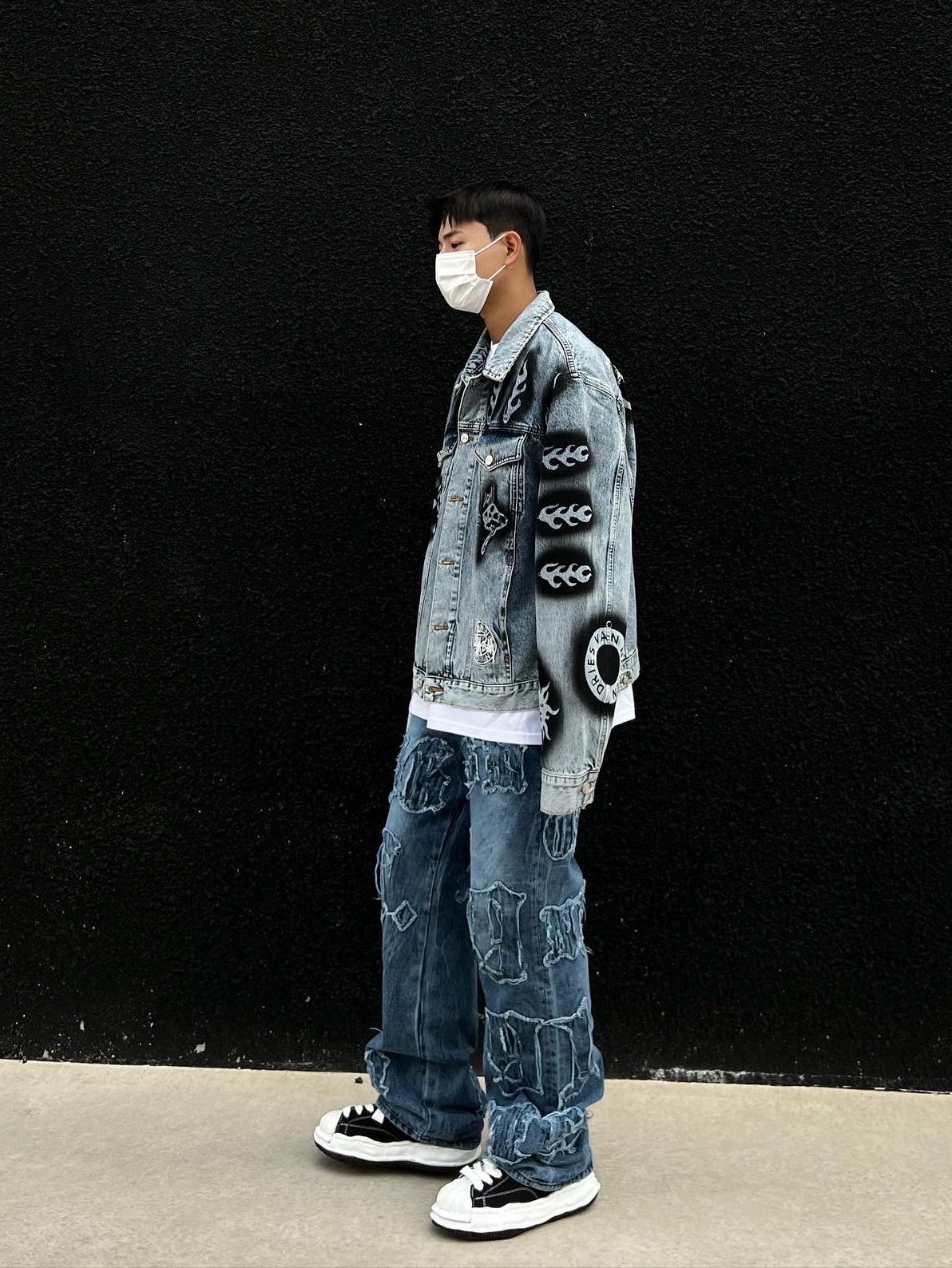 Stussy x Dries Van Noten Hand Stencilled Denim Jacket Washed Blue, Maison Mihara Yasuhiro Blakey OG Sole Canvas Low-top Sneakers Black White 착용 스타일 - 2