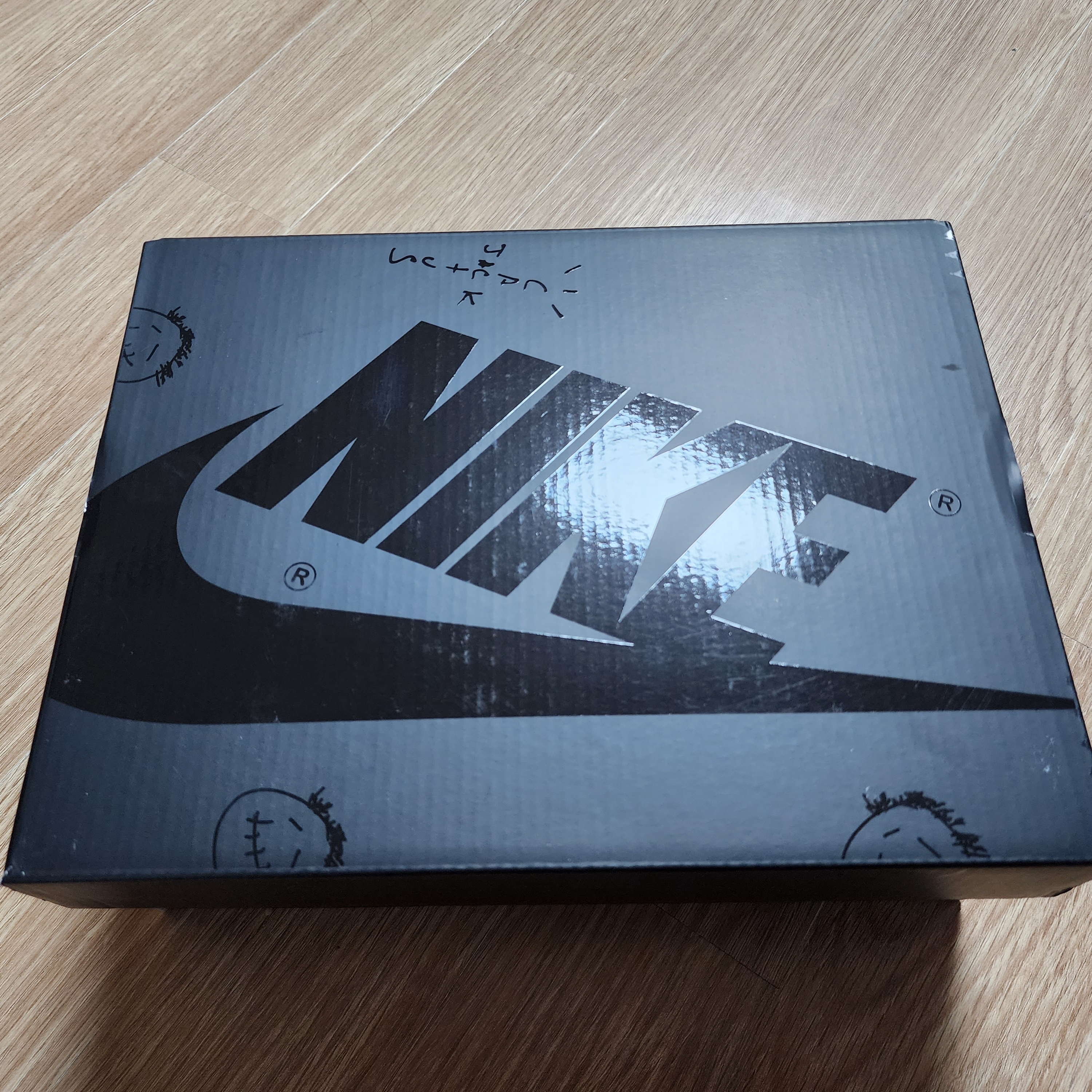 (PS) Jordan 1 x Travis Scott Retro Low OG SP Black Phantom 착용 스타일 - 1