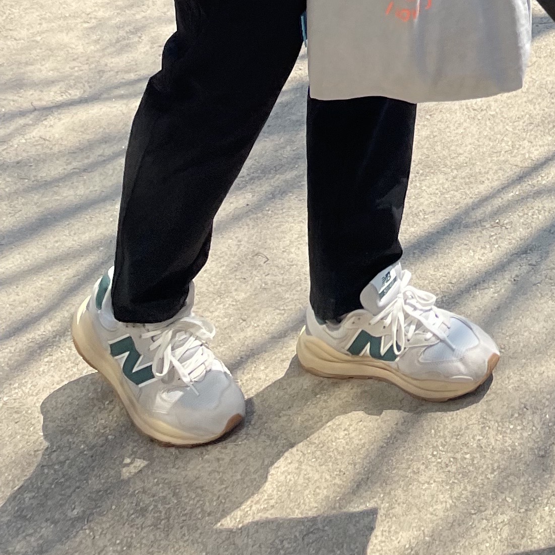 New Balance 5740 Moonbeam Nightwatch Green 착용 스타일 - 1