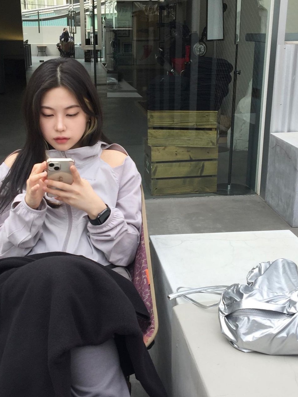 Art Of Field Off The Shoulder Hooded Jacket Light Gray 착용 스타일 - 2