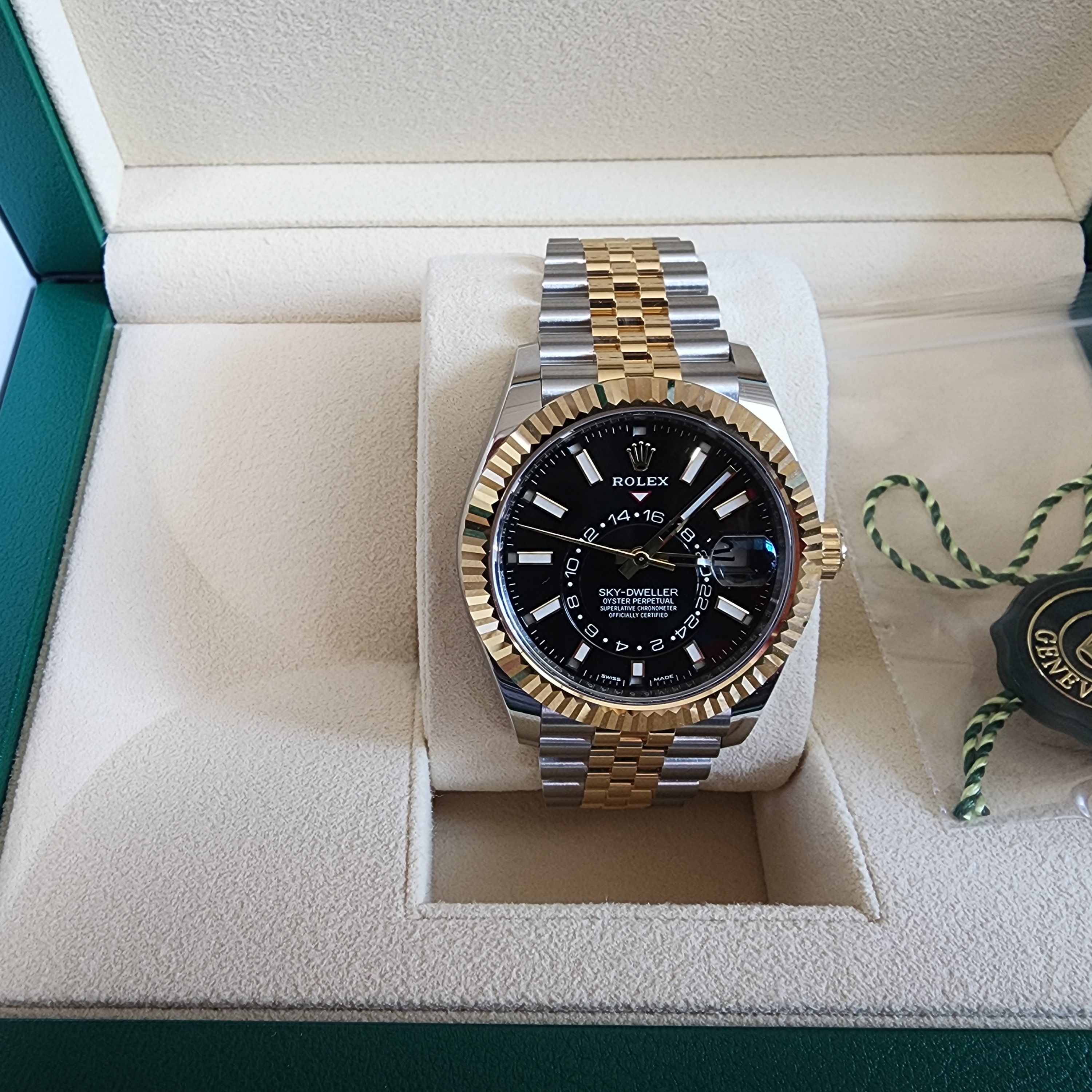 Rolex Sky-Dweller 42mm 326933 Bright Black Jubilee 착용 스타일 - 1