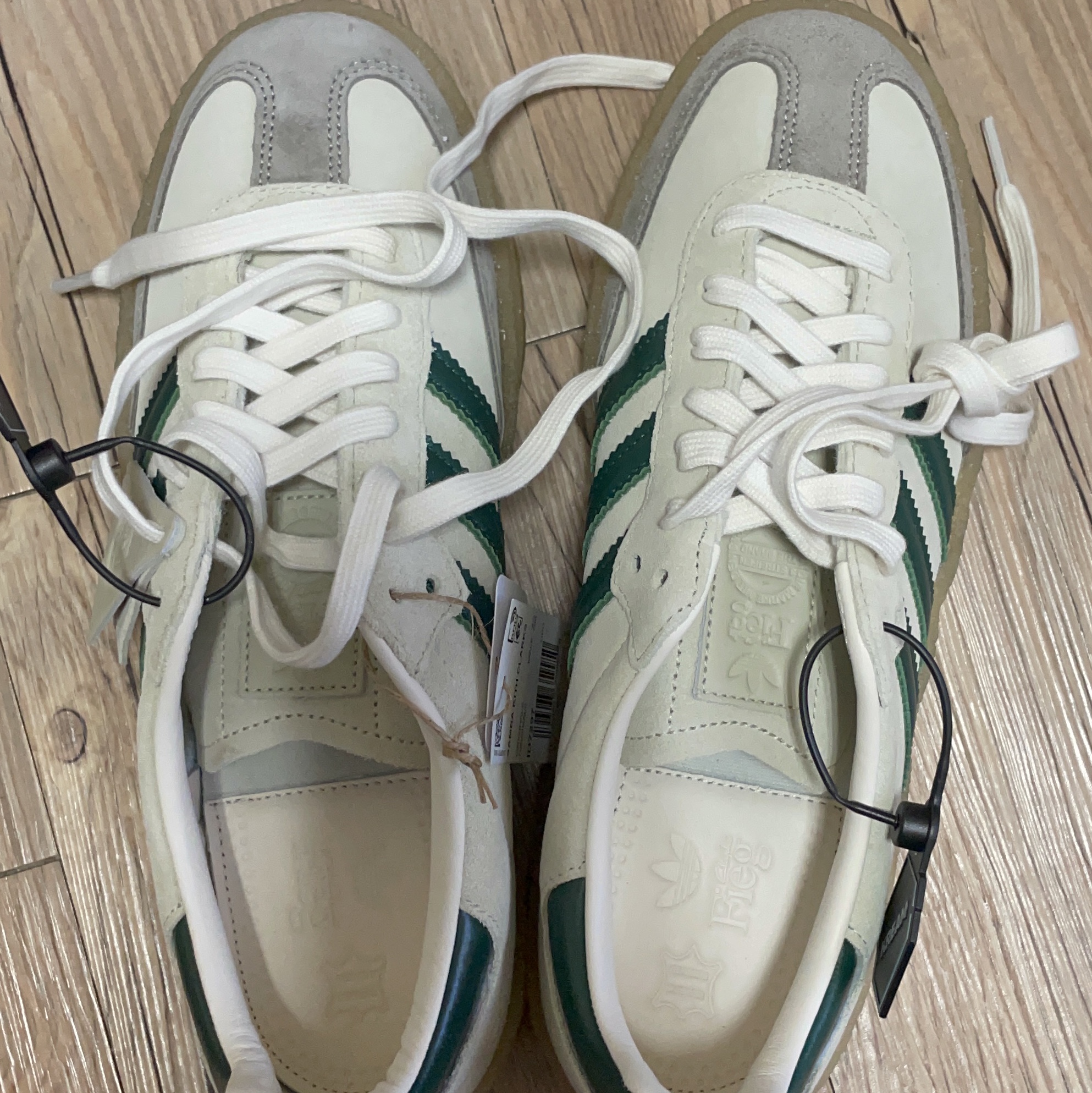 Adidas x Clarks x Ronnie Fieg 8th Street Samba Chalk White Green 착용 스타일 - 3