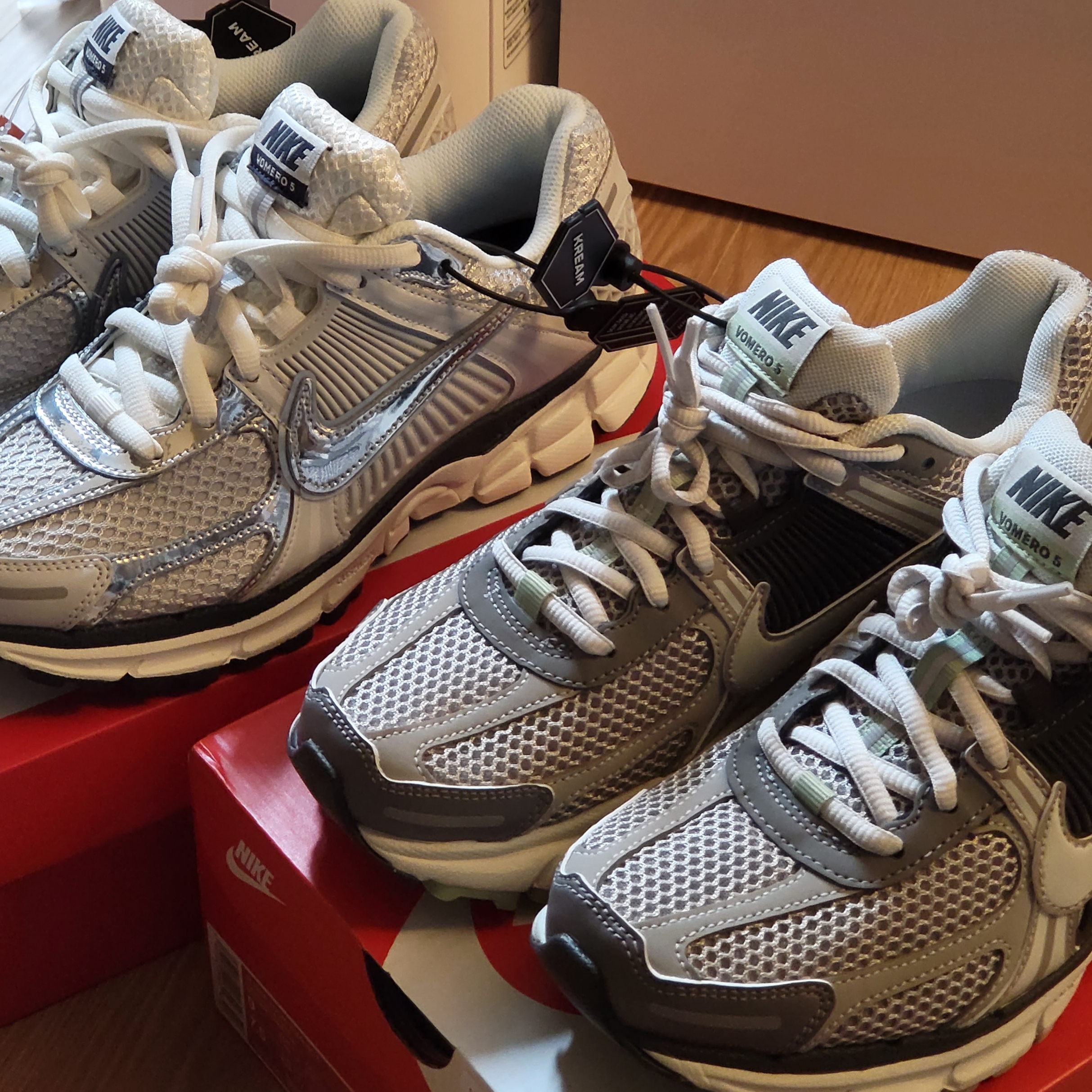 (W) Nike Zoom Vomero 5 Photon Dust and Metallic Silver, (W) Nike Zoom Vomero 5 Cobblestone and Flat Pewter 착용 스타일