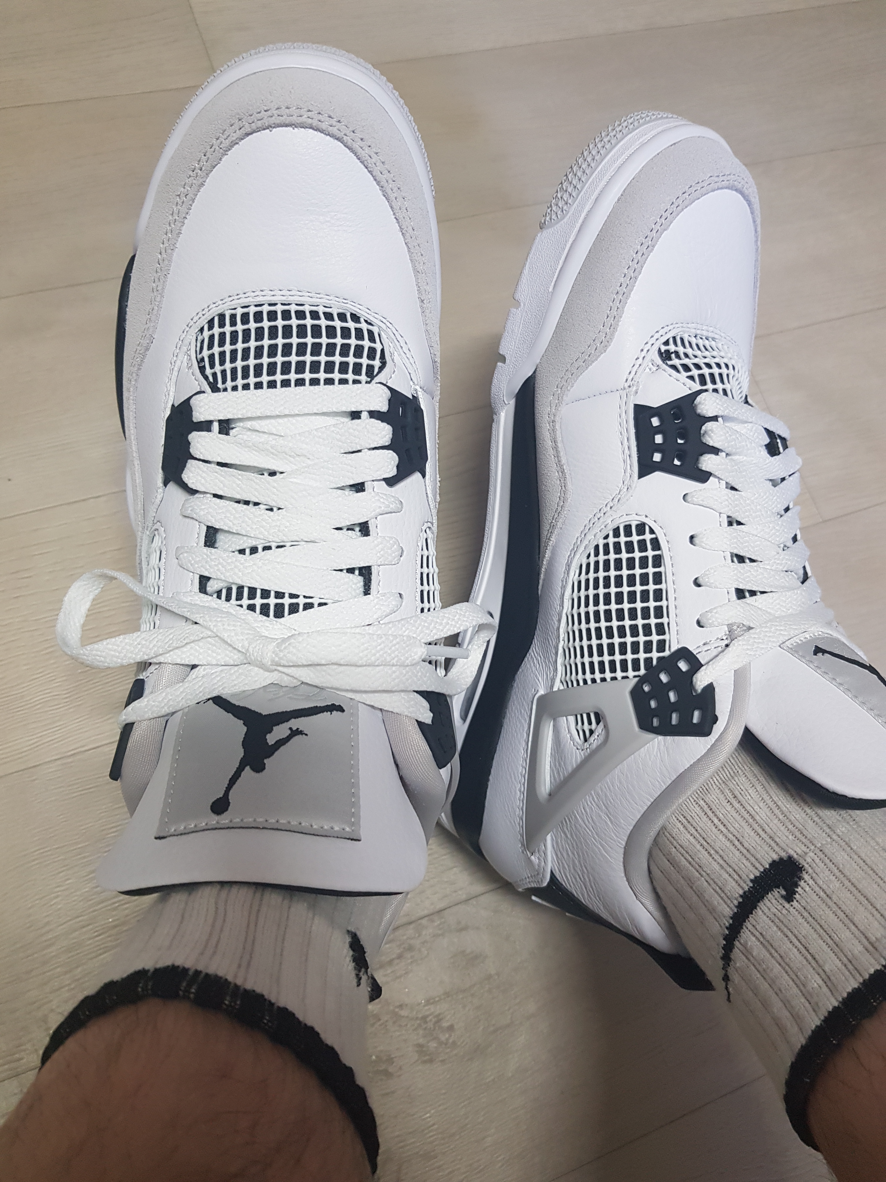 Jordan 4 Retro White and Black 착용 스타일