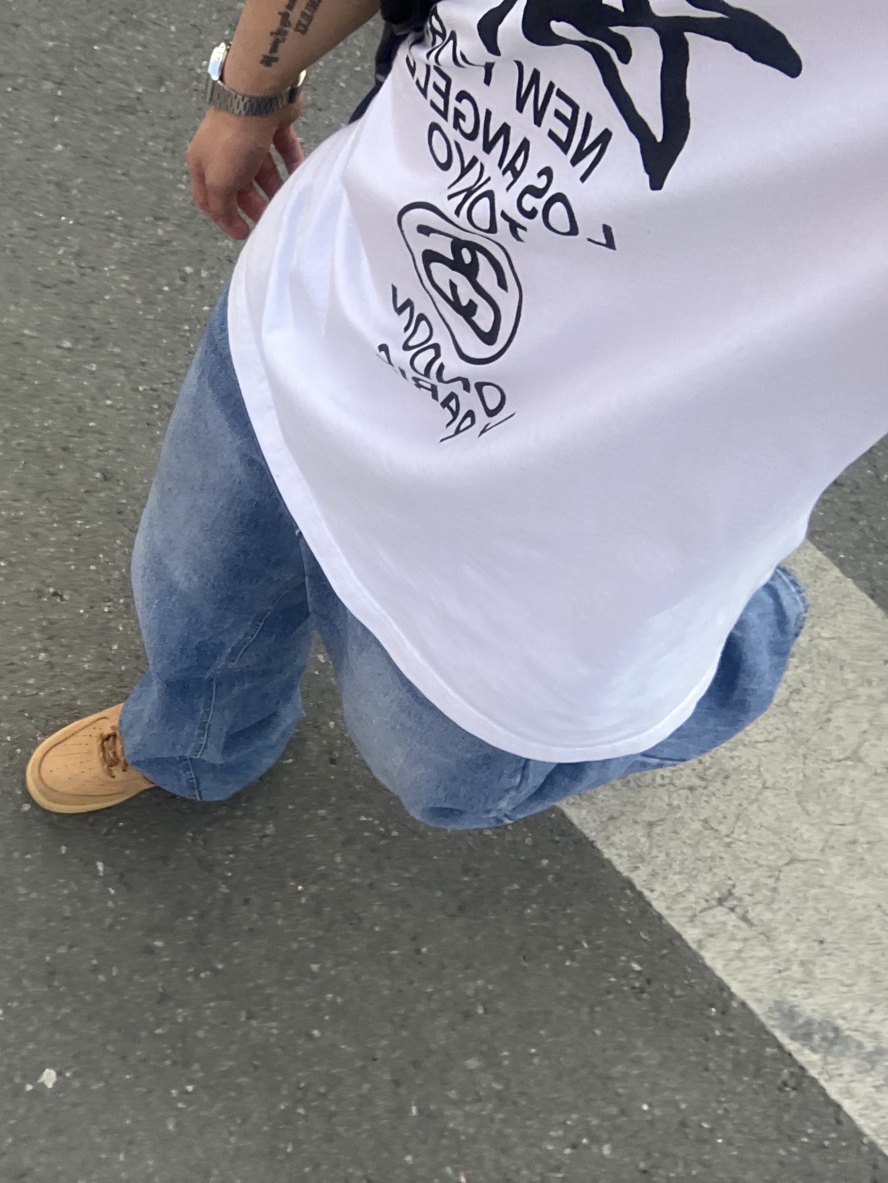 Nike Air Force 1 '07 WB Flax, Stussy World Tour T-Shirt White 착용 스타일 - 1