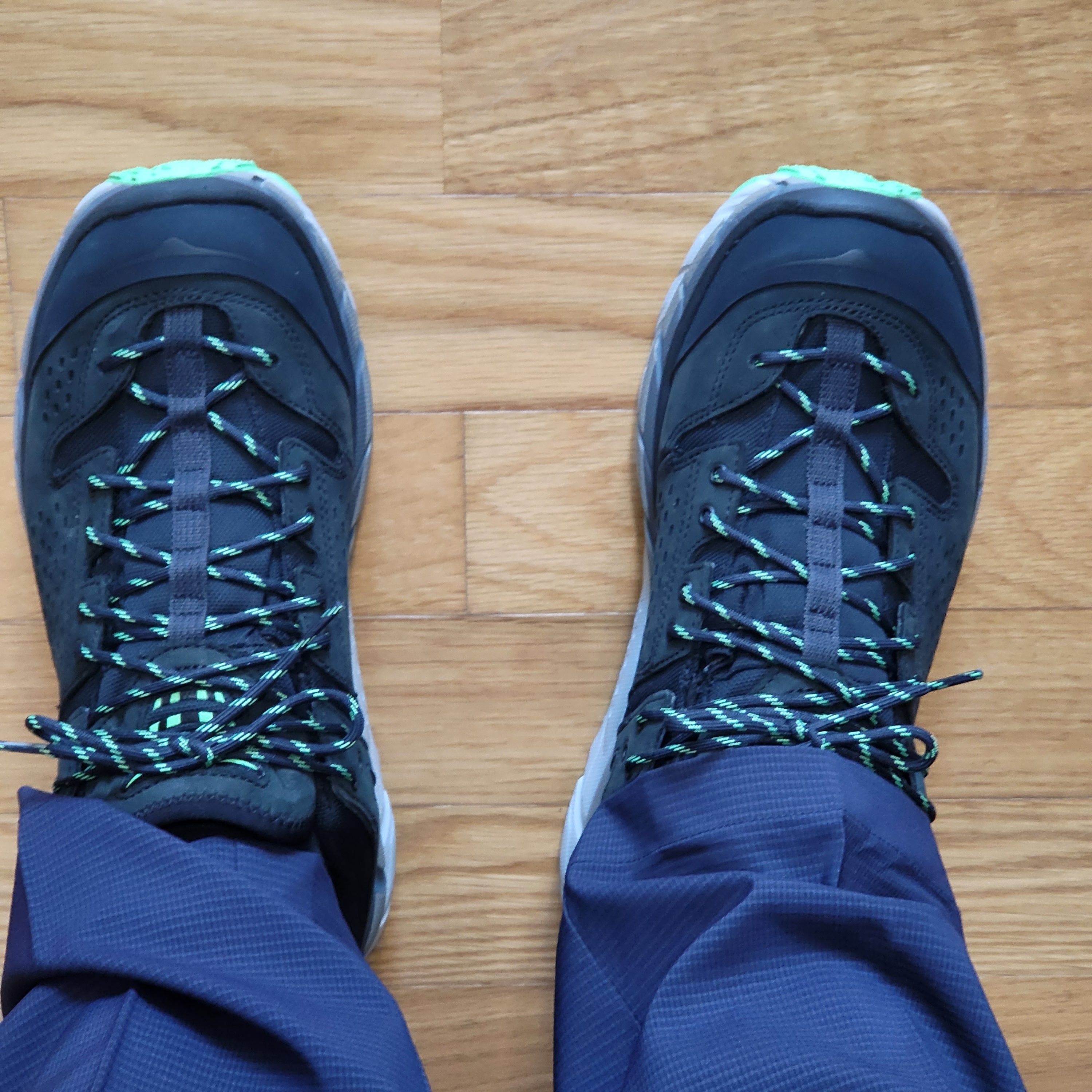 Hoka Tor Ultra Low Black Zest 착용 스타일 - 1