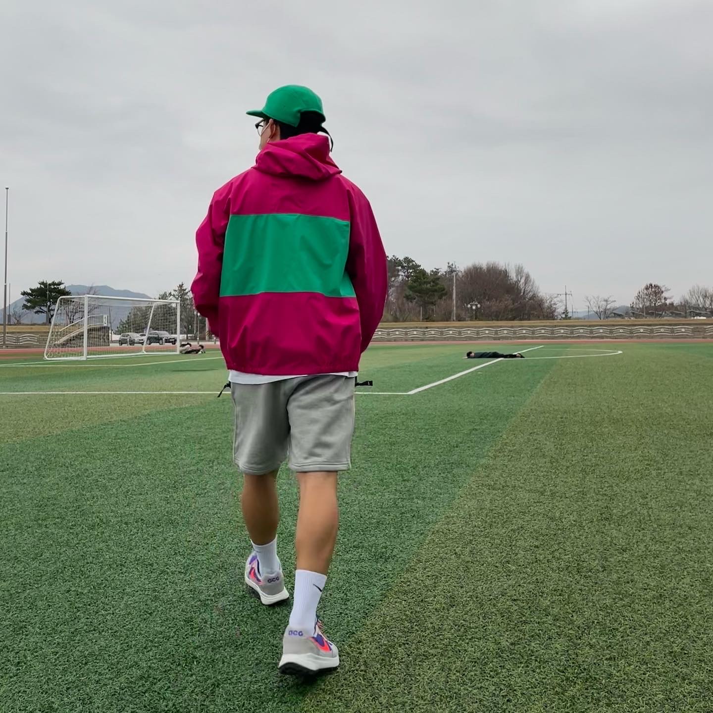 Nike ACG AW84 Fleece Cap Lucid Green, Nike ACG 2.5L Packable Jacket Fuchsia - US/EU 착용 스타일