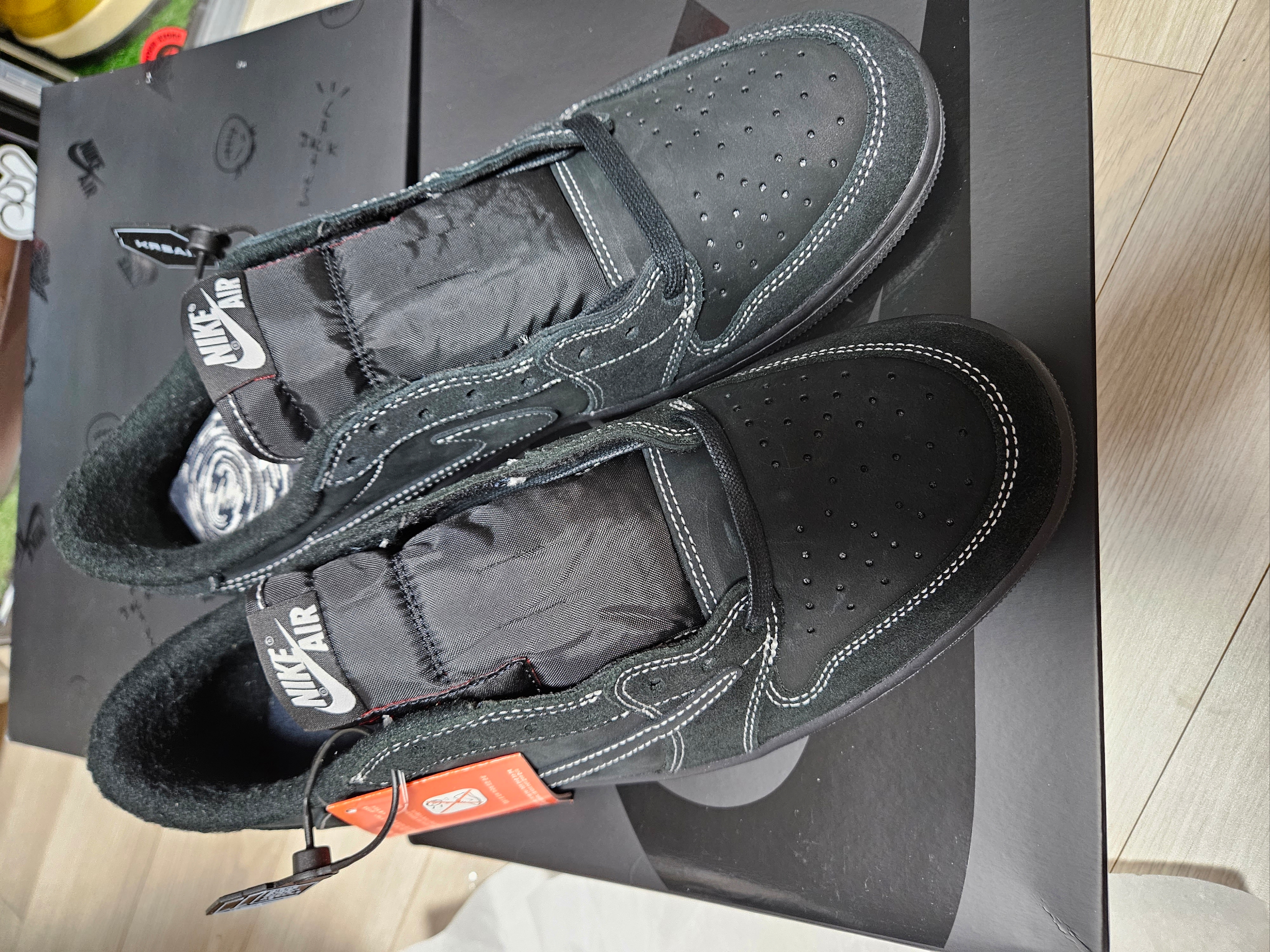 Jordan 1 x Travis Scott Retro Low OG SP Black Phantom 착용 스타일 - 1