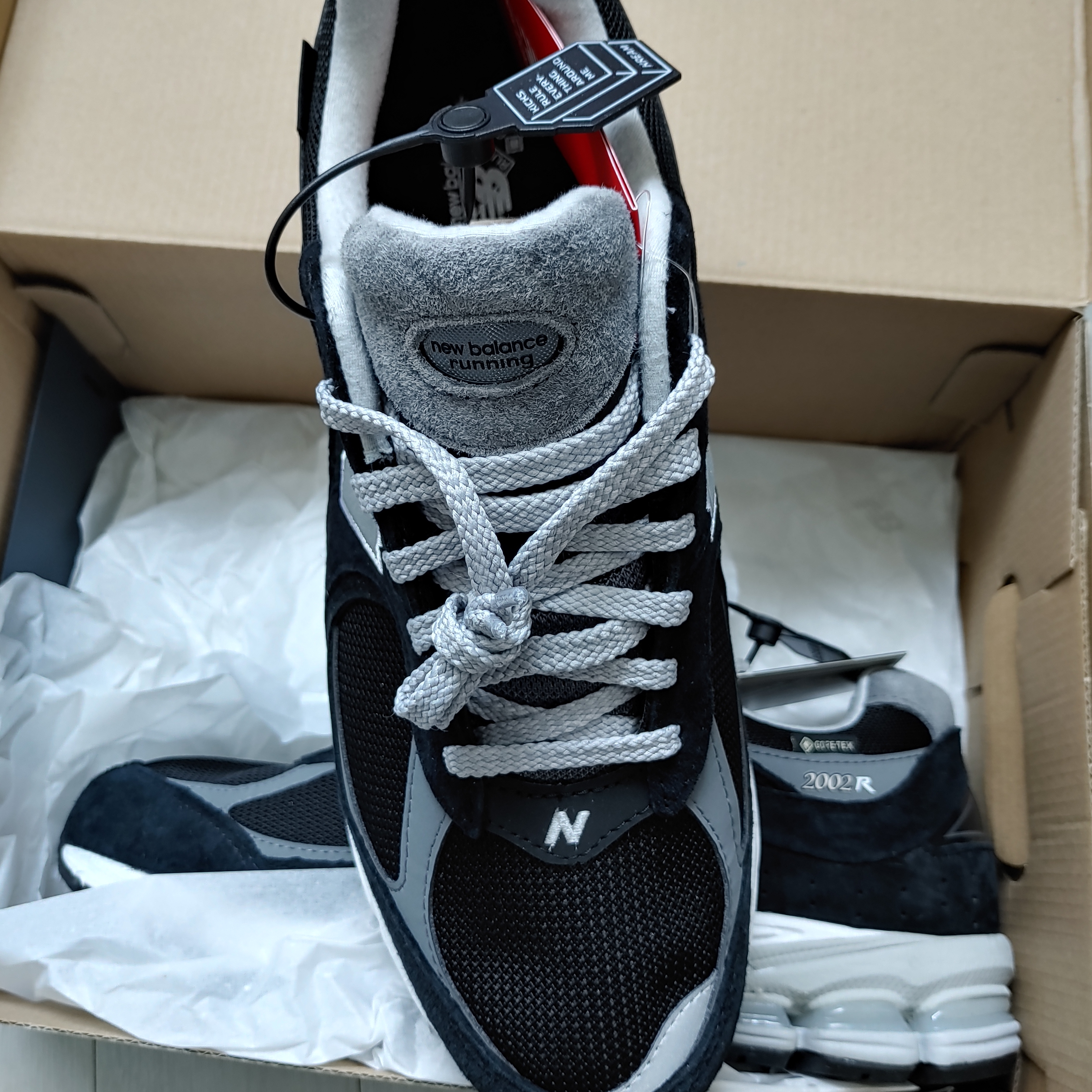 New Balance 2002R Gore-Tex Black Silver Metalic 착용 스타일