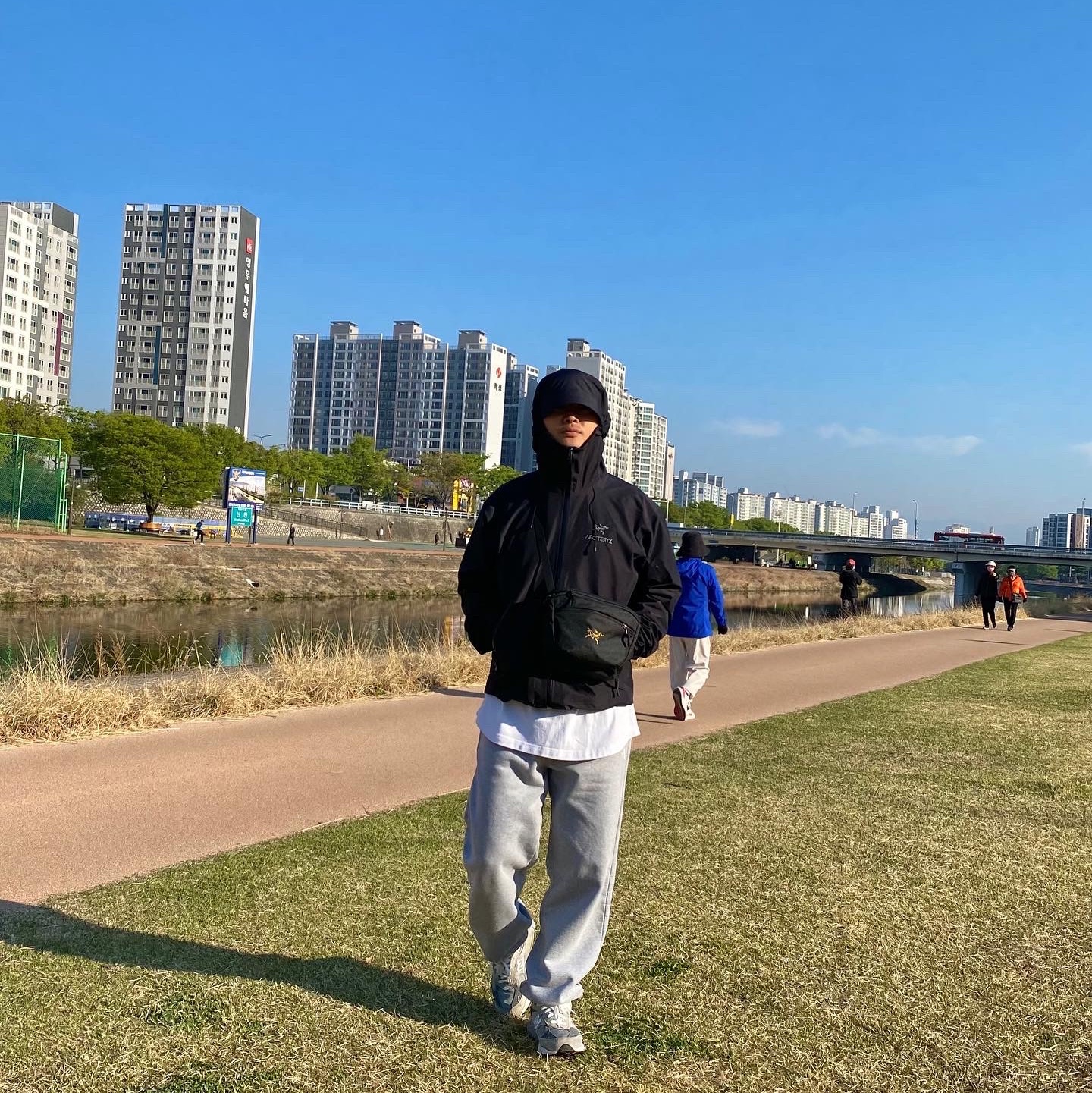 Arc'teryx Beta LT Jacket Black, Arc'teryx Mantis 2 Waistpack 24K Black 착용 스타일 - 1