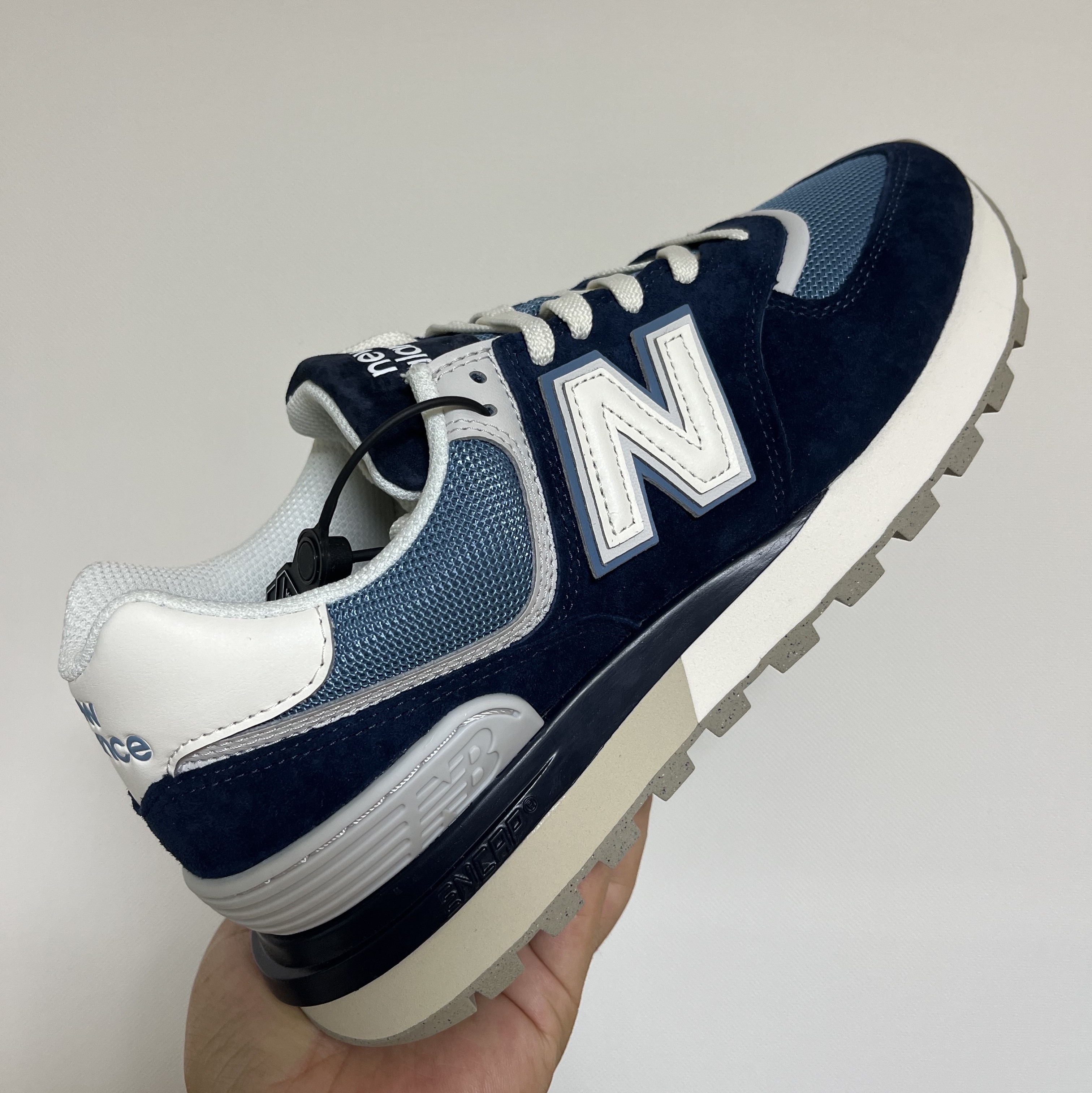 New Balance 574 Legacy Navy Sea Salt 착용 스타일 - 2
