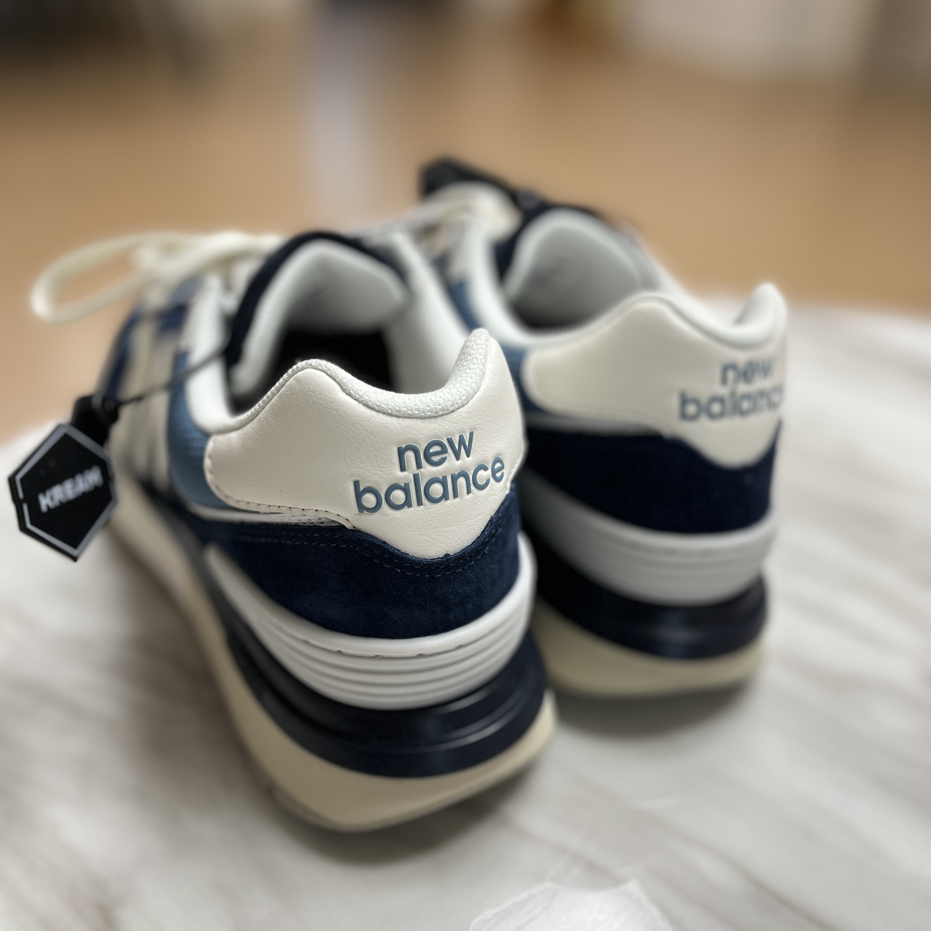New Balance 574 Legacy Navy Sea Salt 착용 스타일 - 2