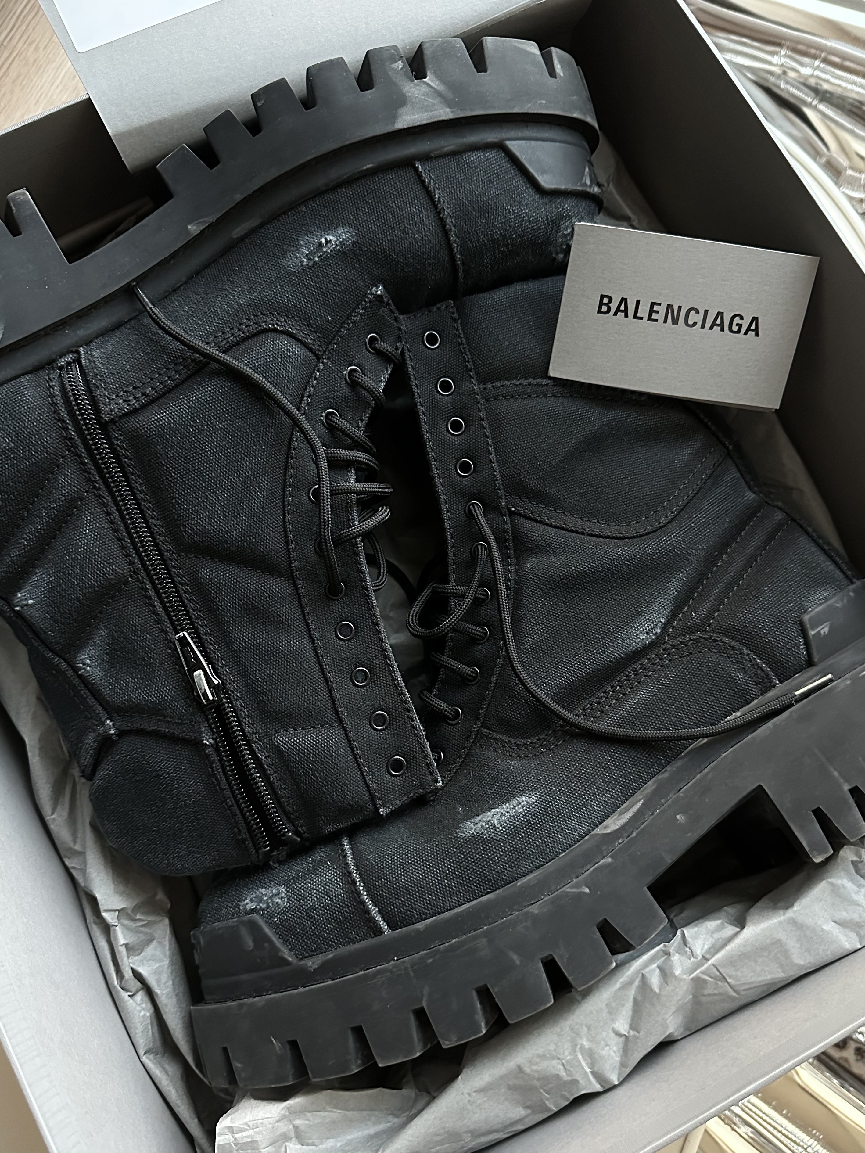 Balenciaga Combat Strike 20mm Boots Black 착용 스타일 - 2