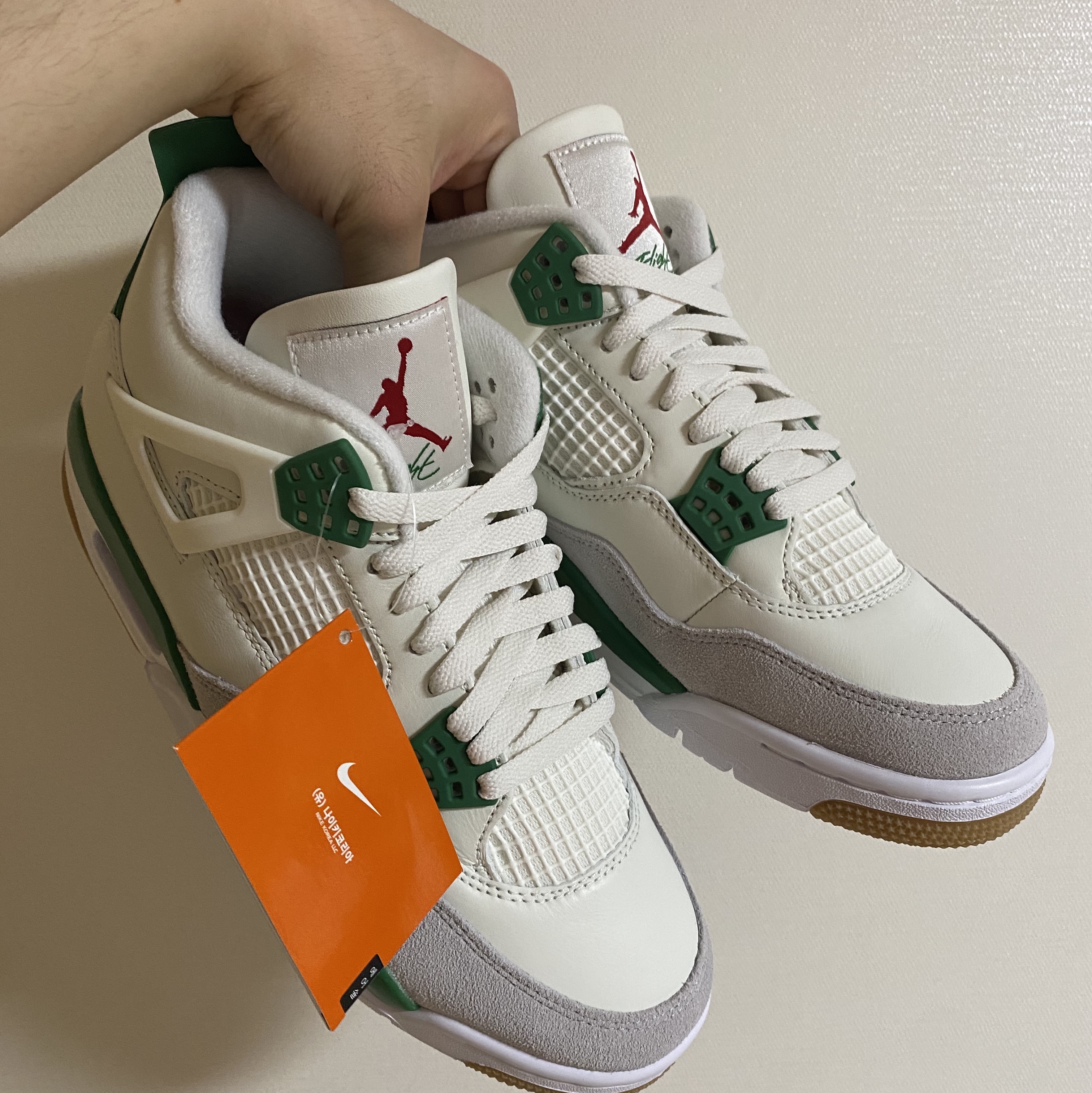 Jordan 4 x Nike SB Retro SP Pine Green 착용 스타일 - 1