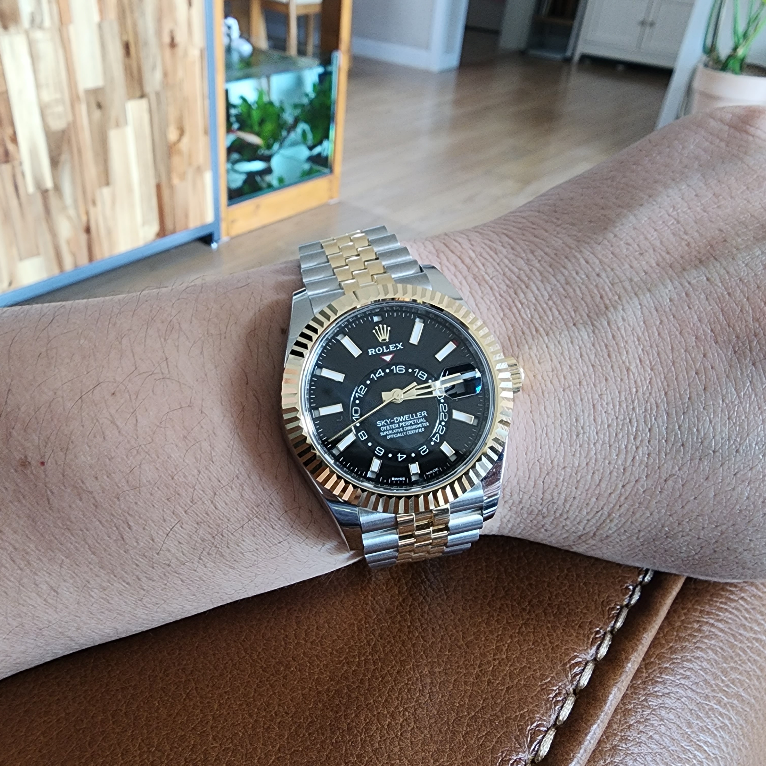 Rolex Sky-Dweller 42mm 326933 Bright Black Jubilee 착용 스타일 - 2