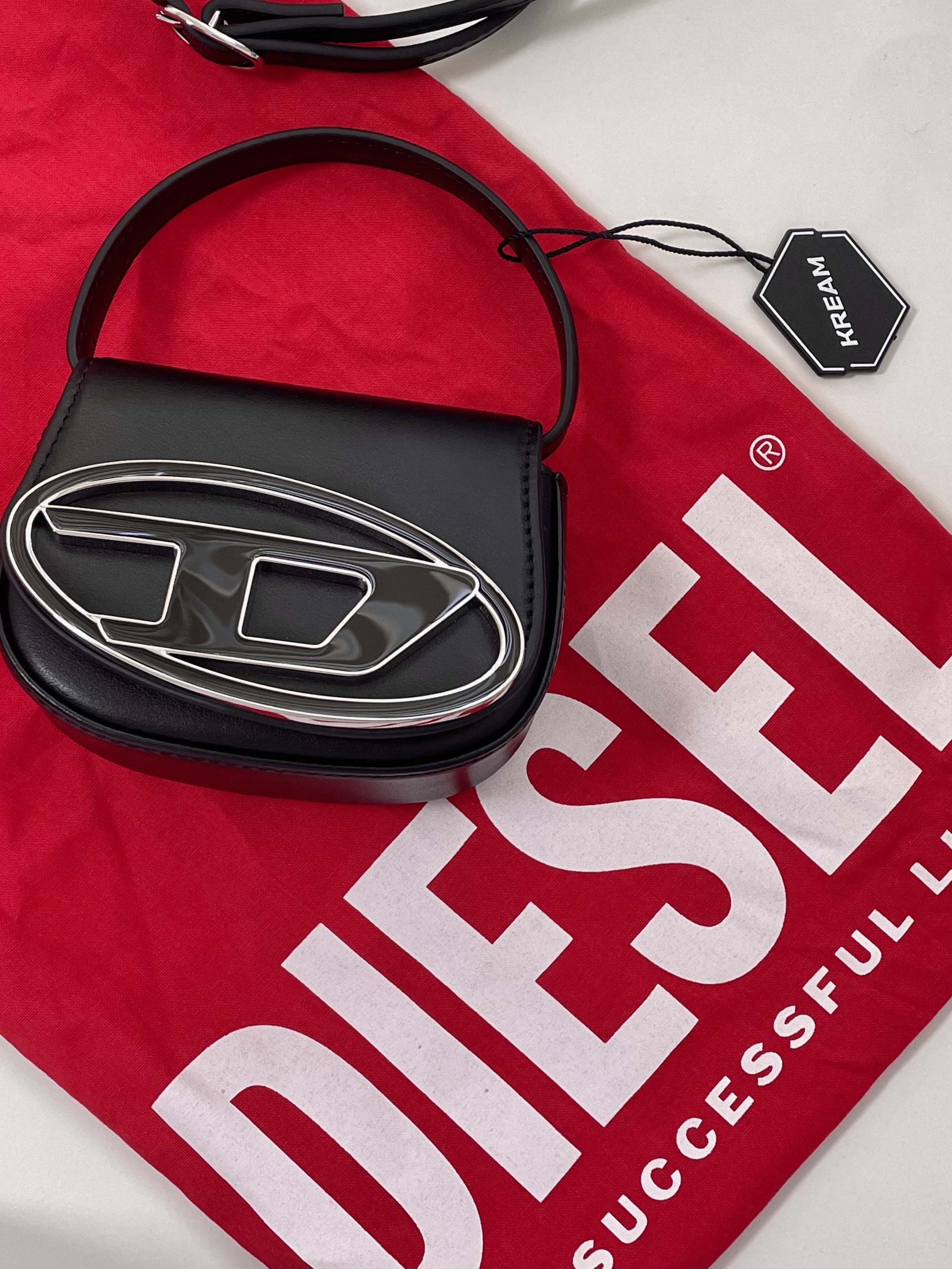 Diesel 1DR Mini Bag Plaque Black 착용 스타일