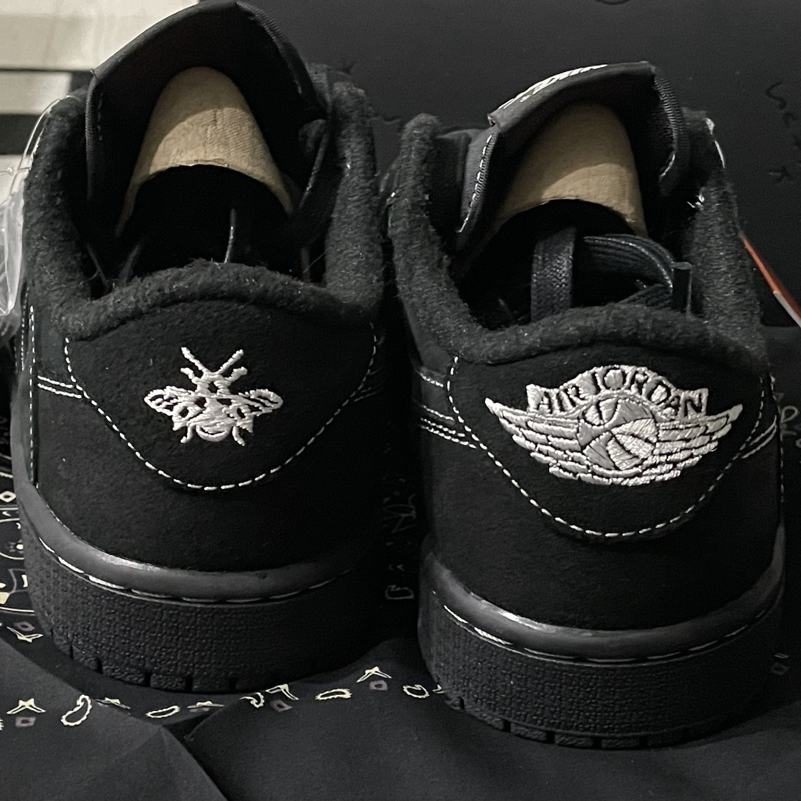 Jordan 1 x Travis Scott Retro Low OG SP Black Phantom 착용 스타일 - 3